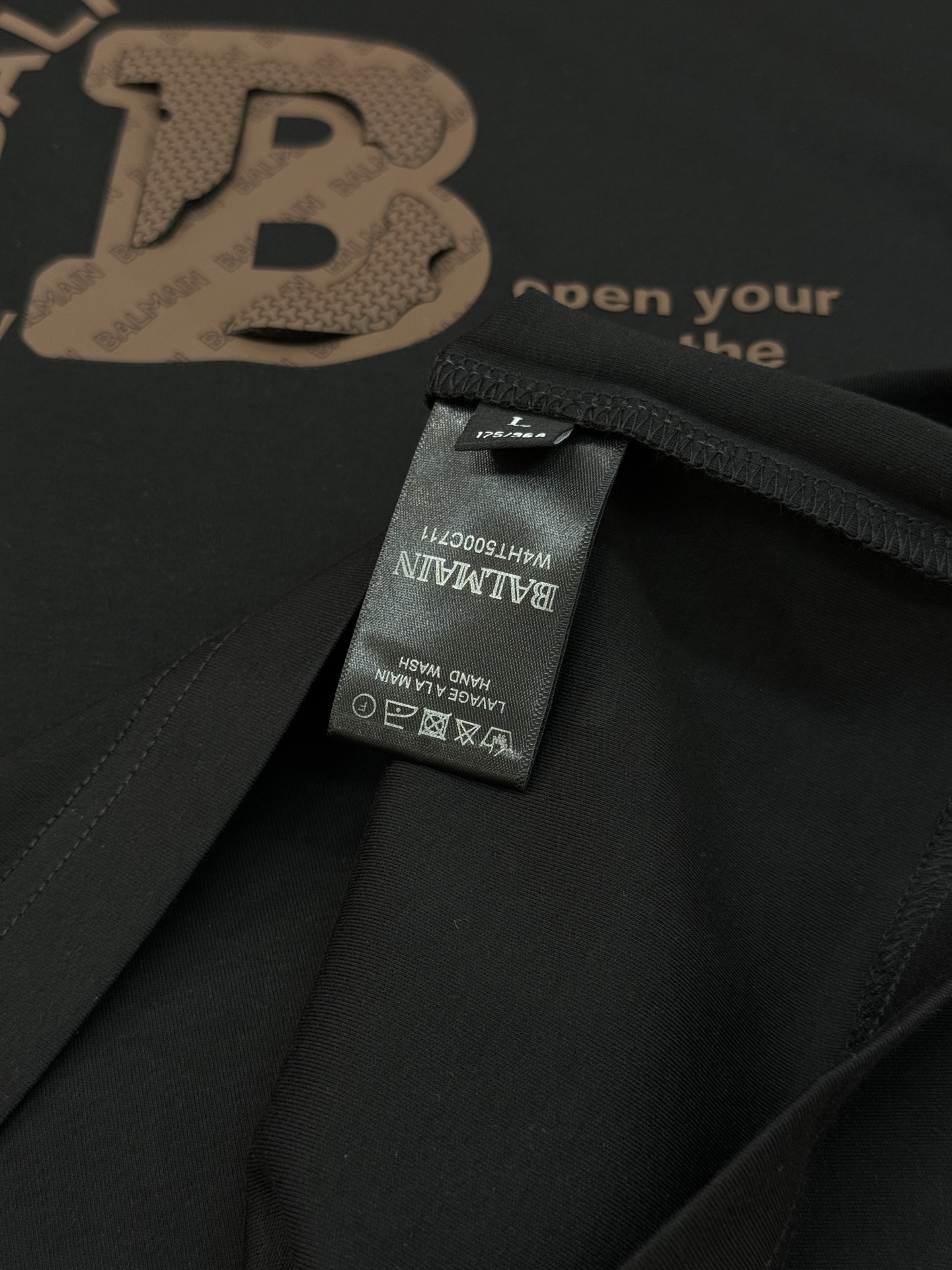 Balmain 巴尔曼莫代尔短袖T恤.采用高品质300g莫代尔棉料，柔软舒适，日常穿着超友好!正面“BA