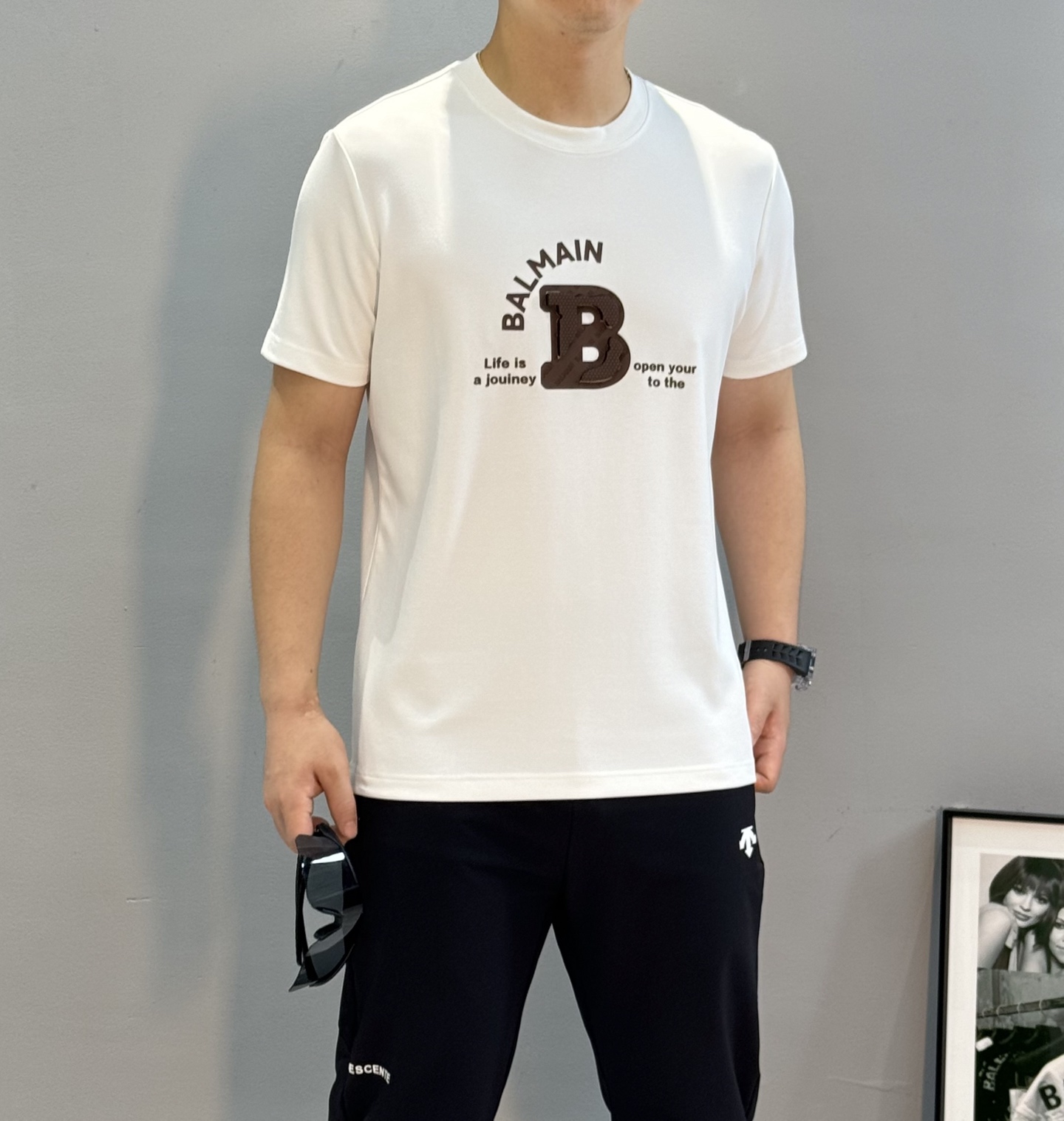 Balmain 巴尔曼莫代尔短袖T恤.采用高品质300g莫代尔棉料，柔软舒适，日常穿着超友好!正面“BA