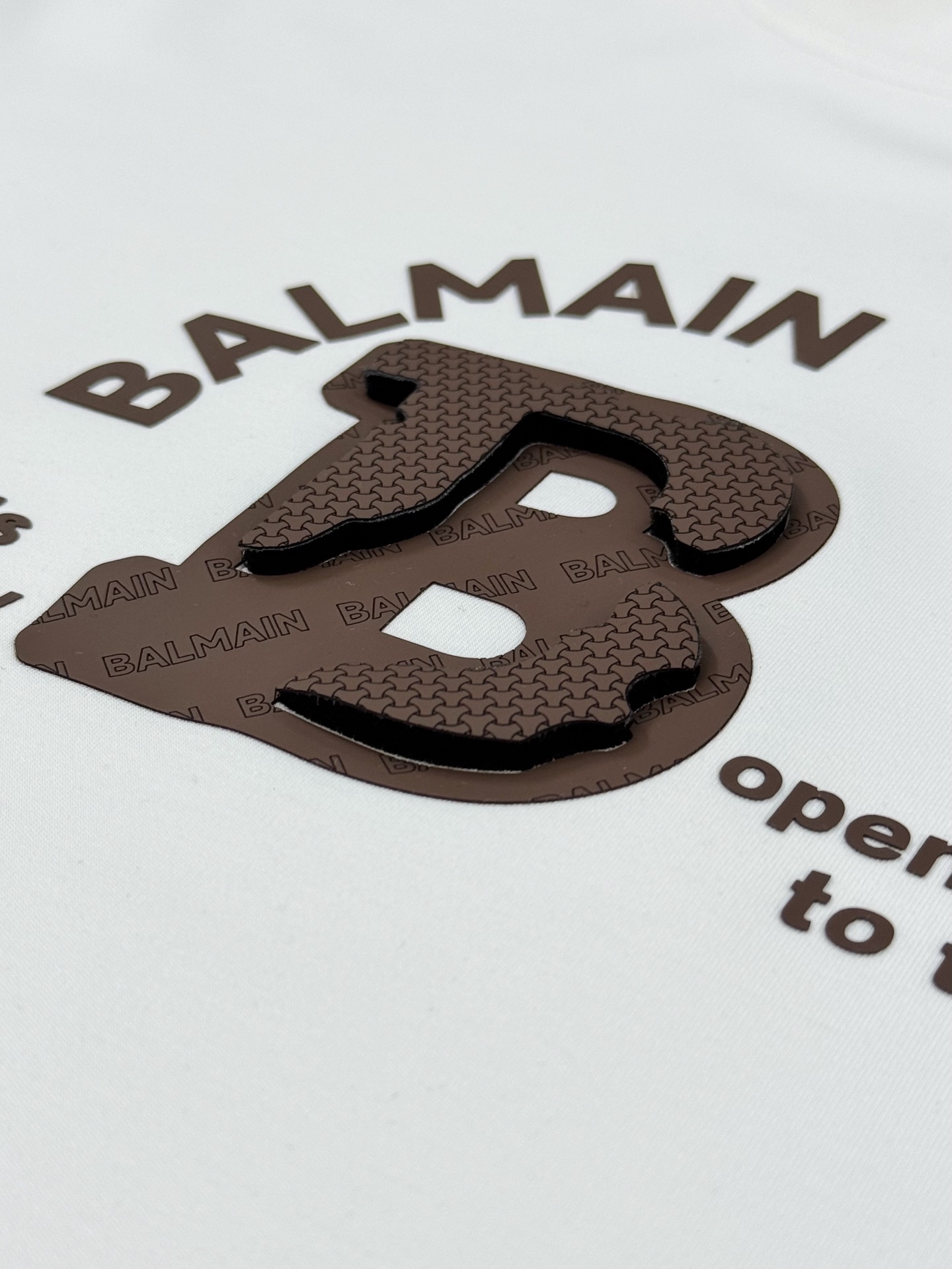 Balmain 巴尔曼莫代尔短袖T恤.采用高品质300g莫代尔棉料，柔软舒适，日常穿着超友好!正面“BA