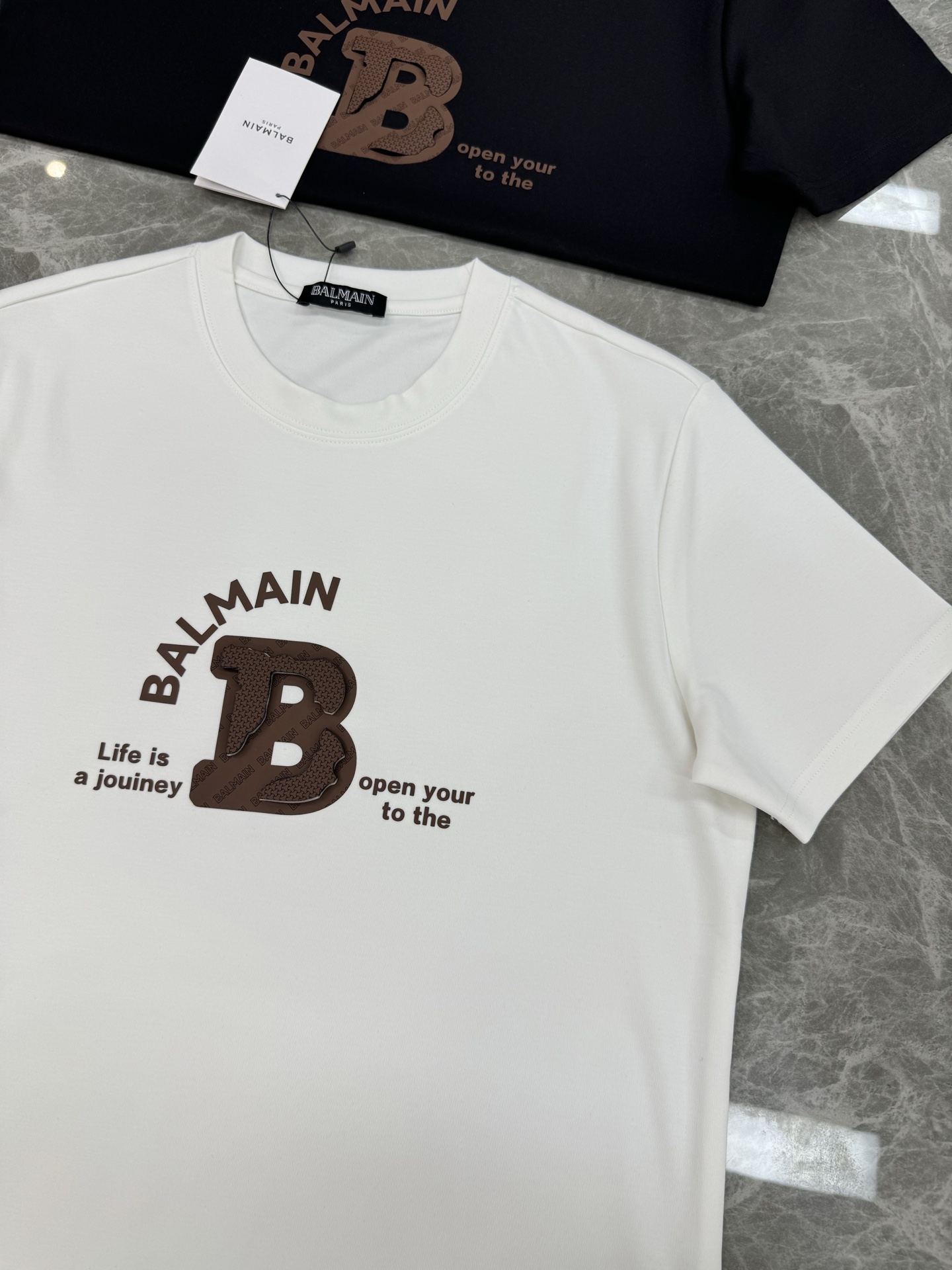 Balmain 巴尔曼莫代尔短袖T恤.采用高品质300g莫代尔棉料，柔软舒适，日常穿着超友好!正面“BA