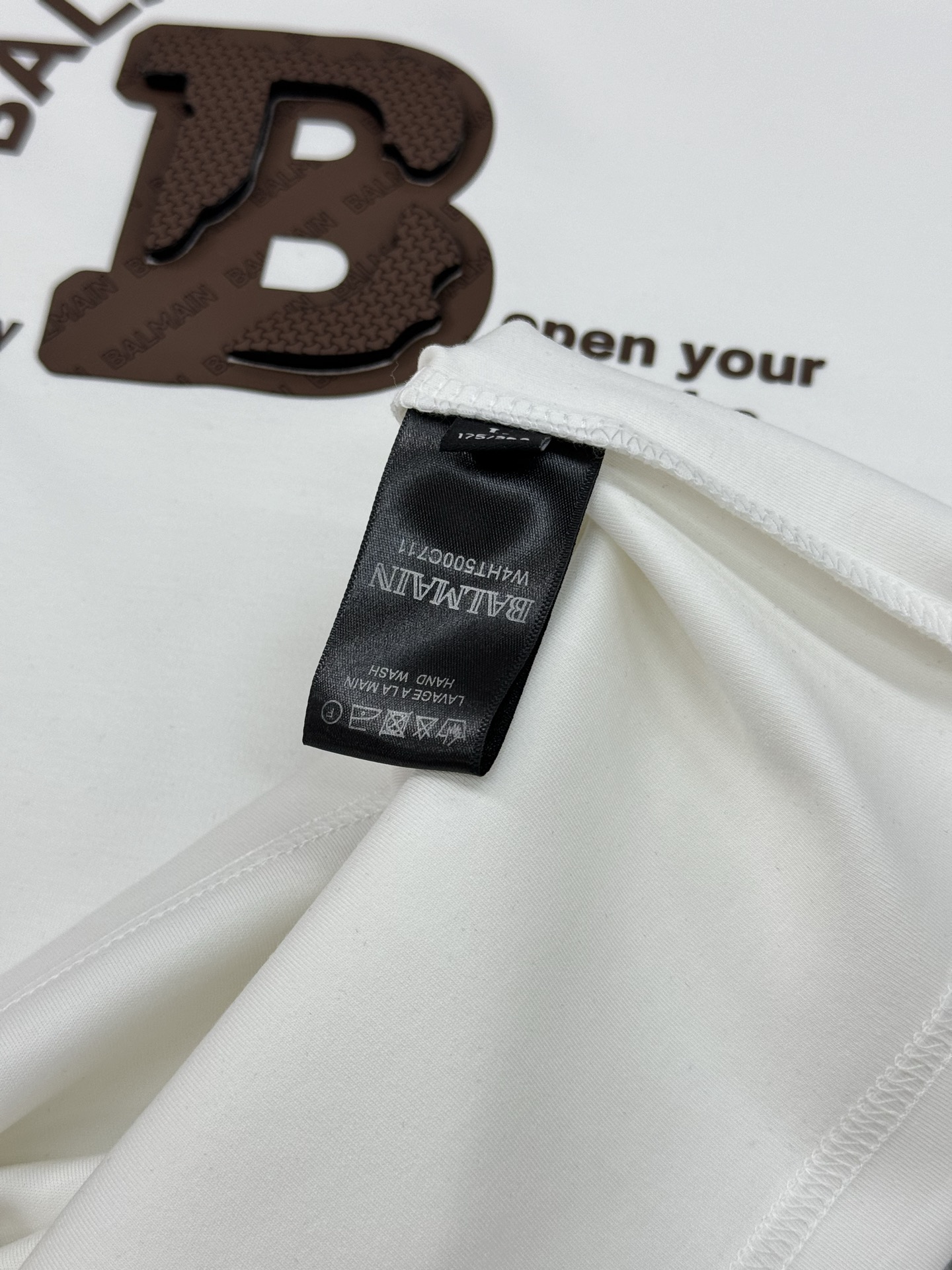 Balmain 巴尔曼莫代尔短袖T恤.采用高品质300g莫代尔棉料，柔软舒适，日常穿着超友好!正面“BA