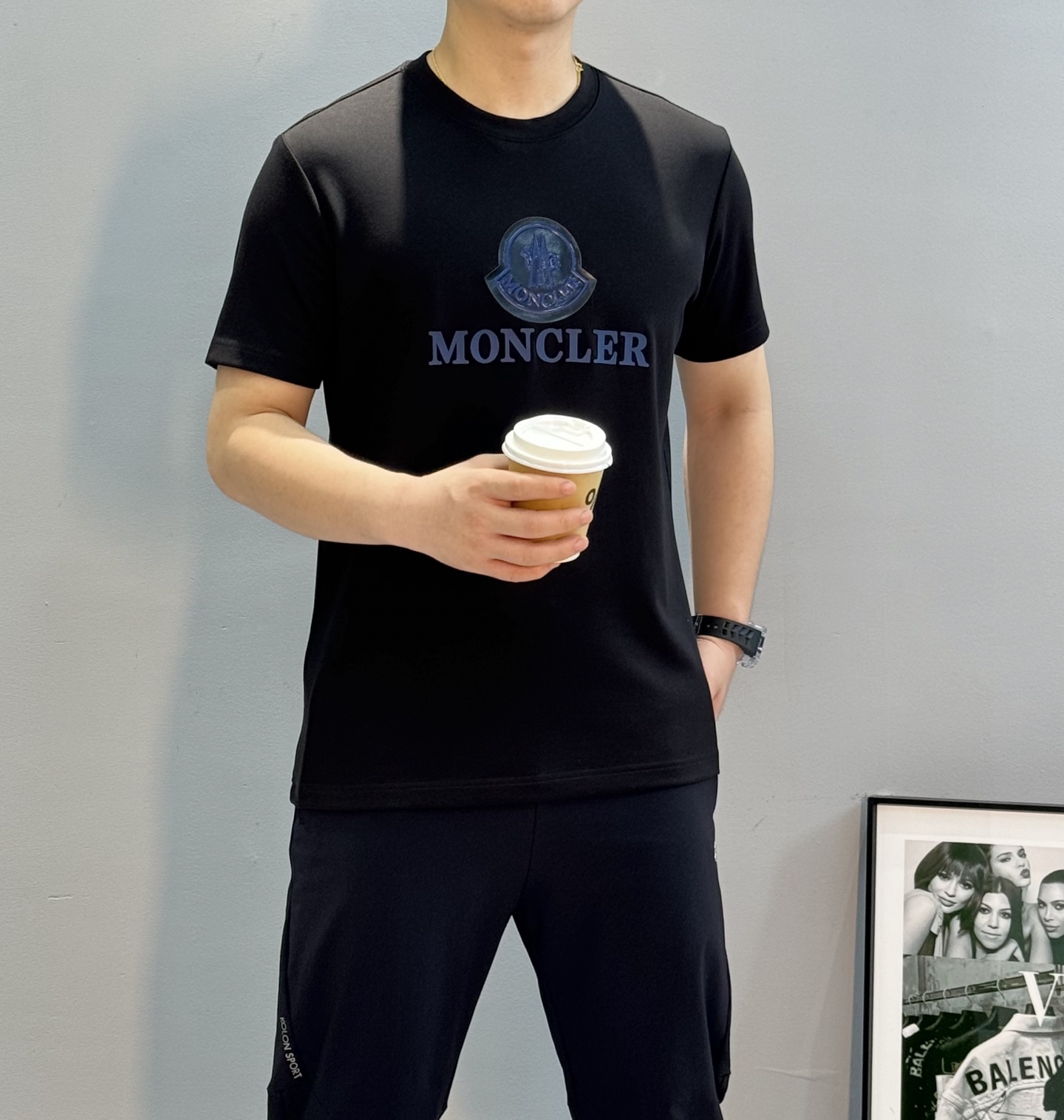 Moncler蒙口25s新款莫代尔T恤.正面蓝色Moncler徽标+品牌字母，简约又有辨识度计。圆领设计