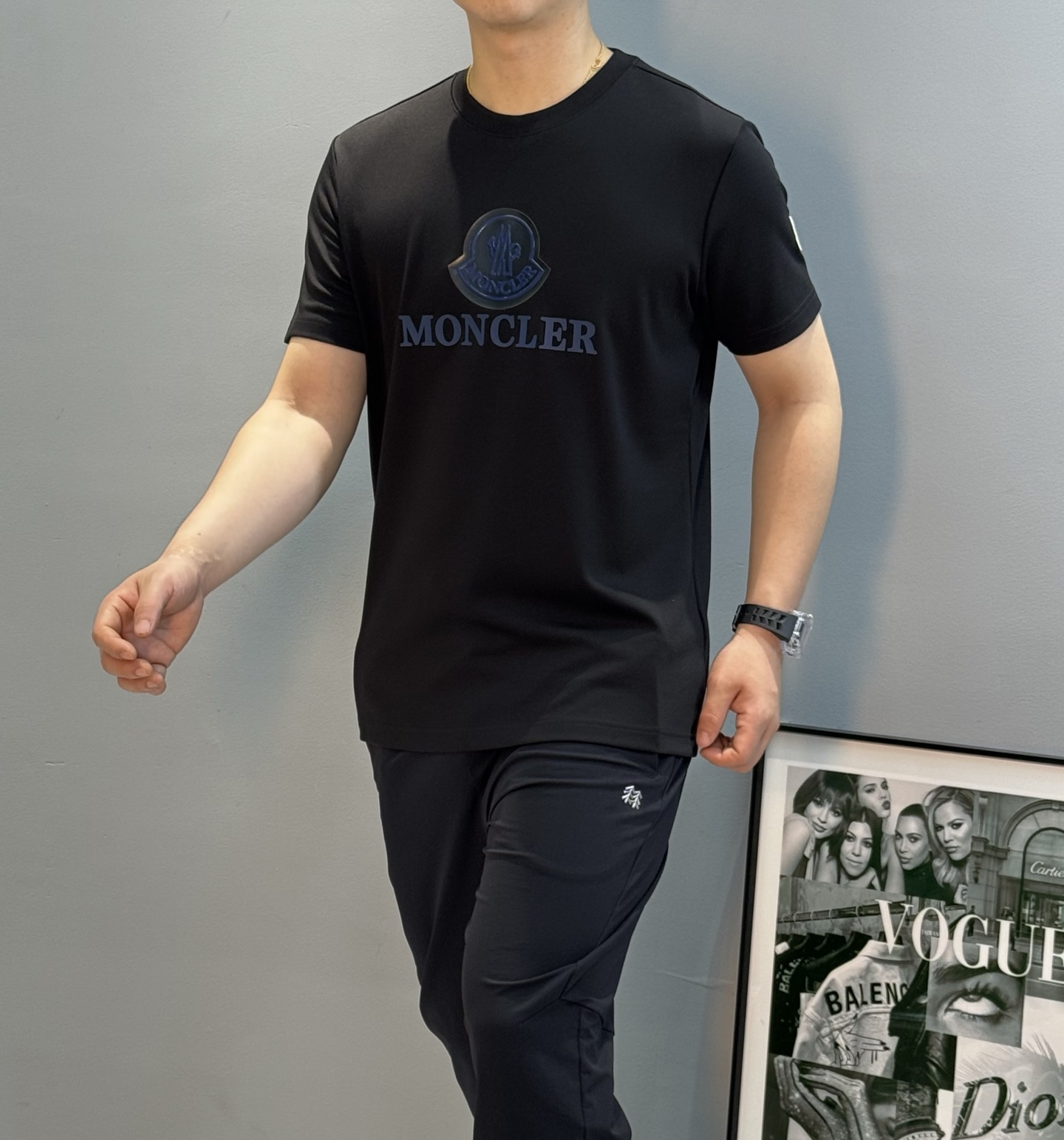 Moncler蒙口25s新款莫代尔T恤.正面蓝色Moncler徽标+品牌字母，简约又有辨识度计。圆领设计