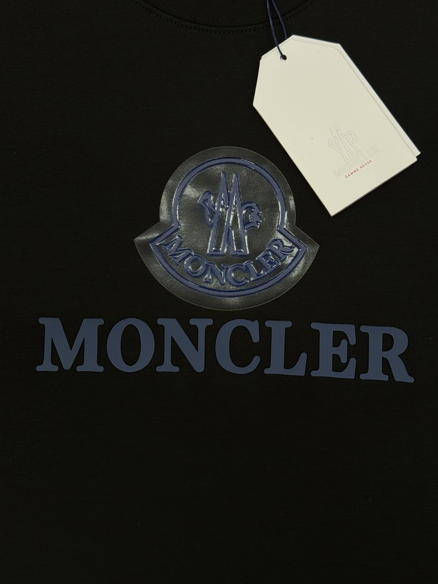 Moncler蒙口25s新款莫代尔T恤.正面蓝色Moncler徽标+品牌字母，简约又有辨识度计。圆领设计