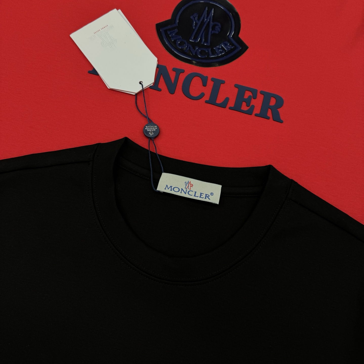 Moncler蒙口25s新款莫代尔T恤.正面蓝色Moncler徽标+品牌字母，简约又有辨识度计。圆领设计