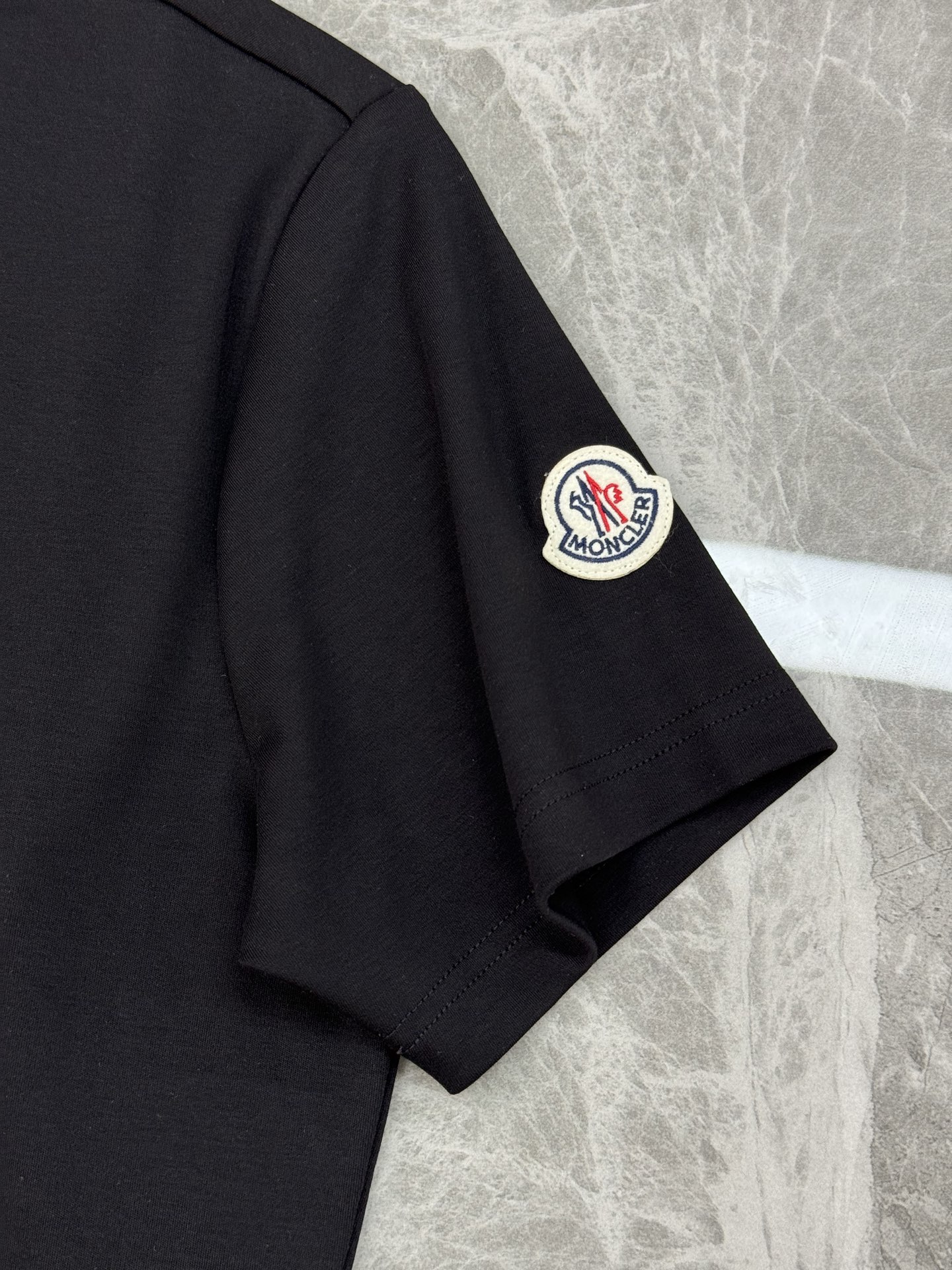 Moncler蒙口25s新款莫代尔T恤.正面蓝色Moncler徽标+品牌字母，简约又有辨识度计。圆领设计