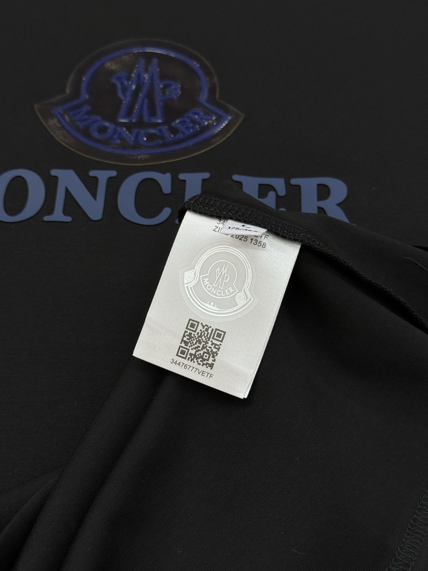 Moncler蒙口25s新款莫代尔T恤.正面蓝色Moncler徽标+品牌字母，简约又有辨识度计。圆领设计