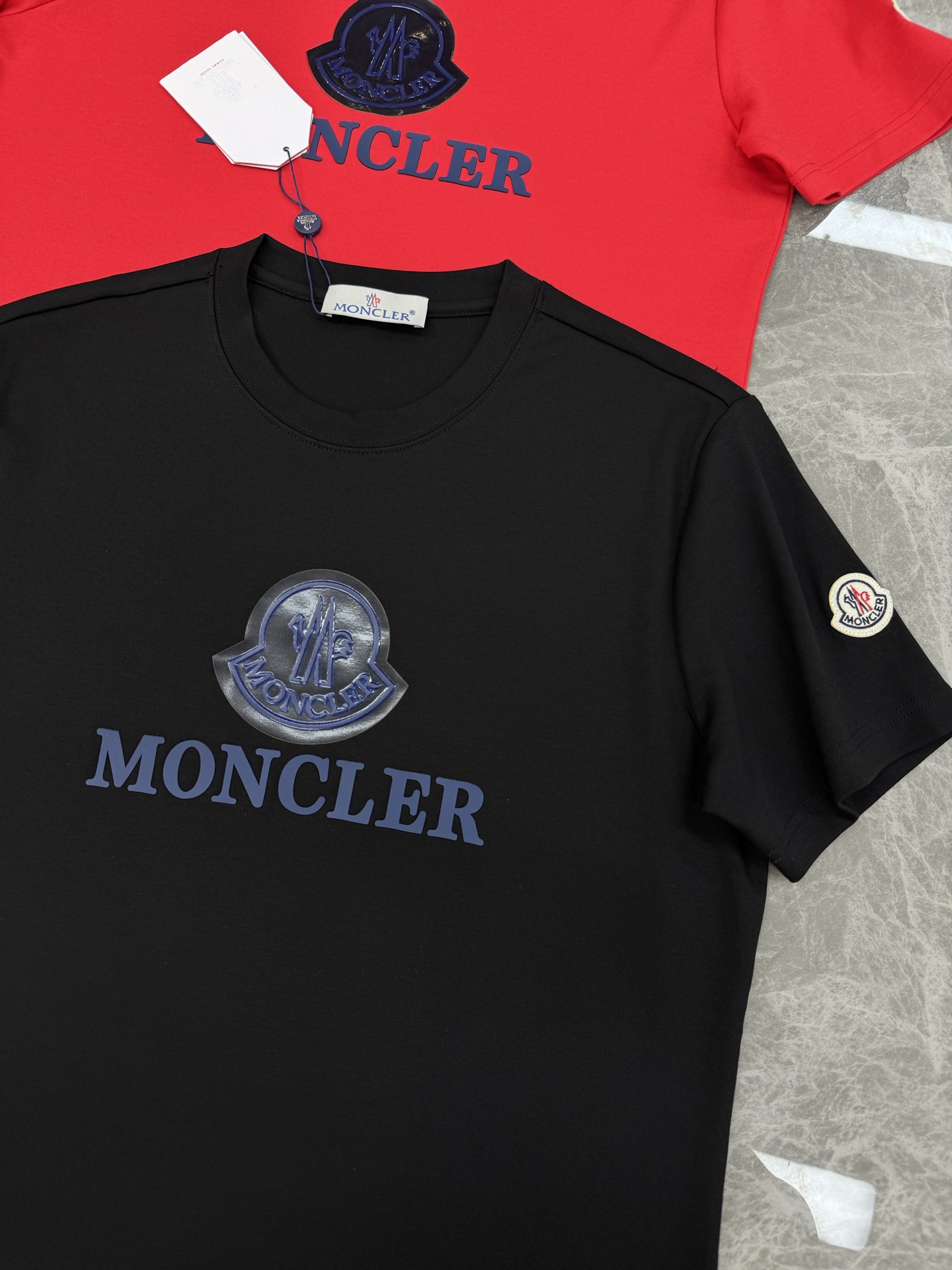 Moncler蒙口25s新款莫代尔T恤.正面蓝色Moncler徽标+品牌字母，简约又有辨识度计。圆领设计