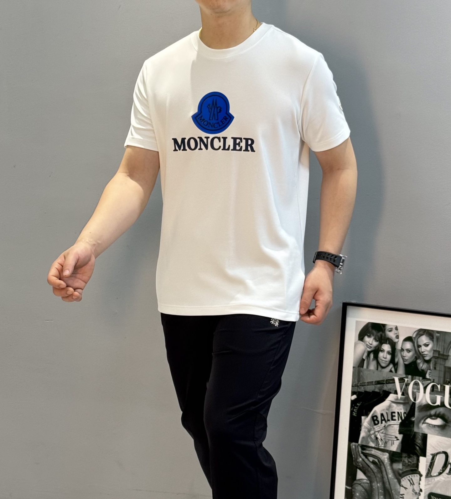 Moncler蒙口25s新款莫代尔T恤.正面蓝色Moncler徽标+品牌字母，简约又有辨识度计。圆领设计