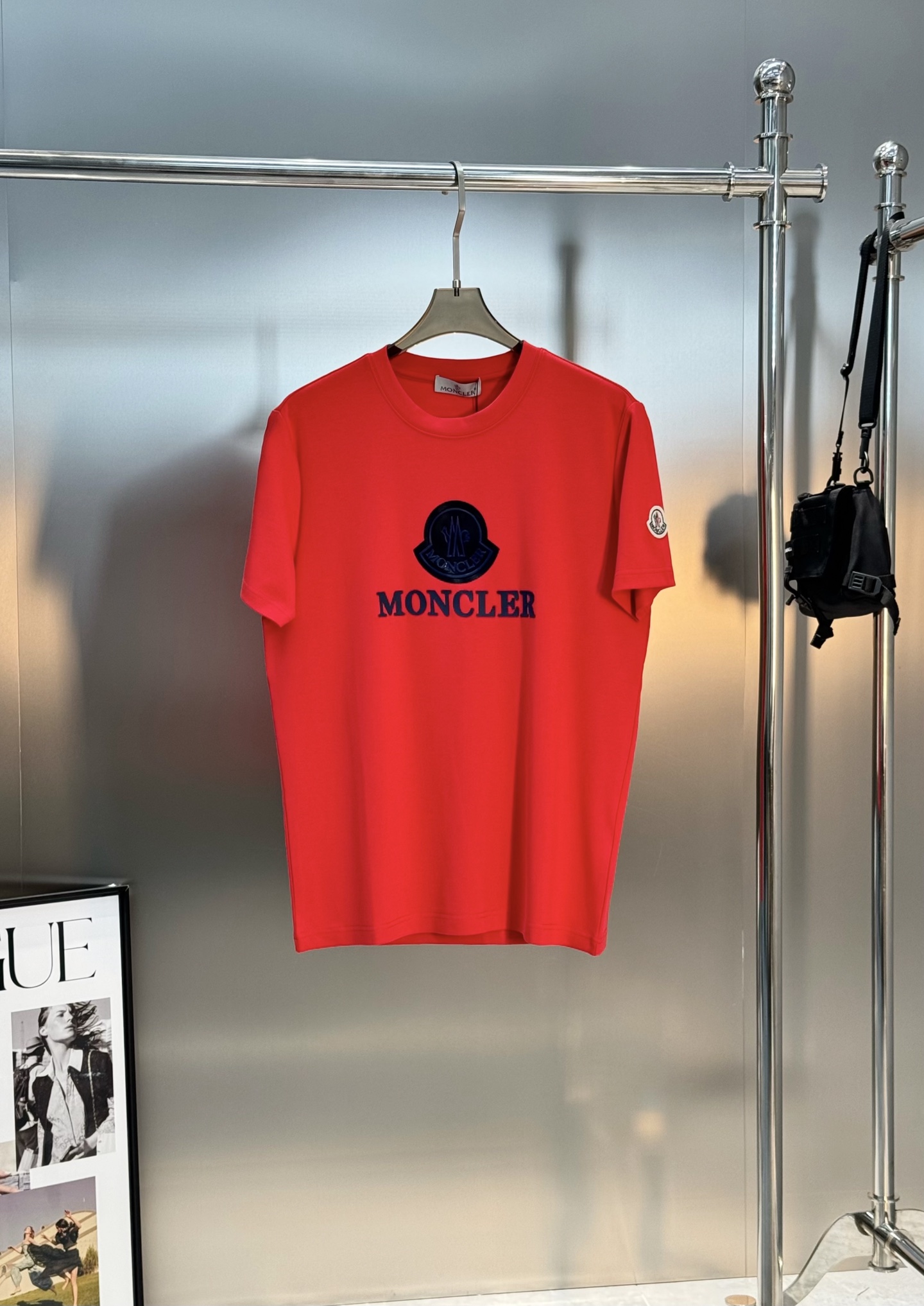 Moncler蒙口25s新款莫代尔T恤.正面蓝色Moncler徽标+品牌字母，简约又有辨识度计。圆领设计