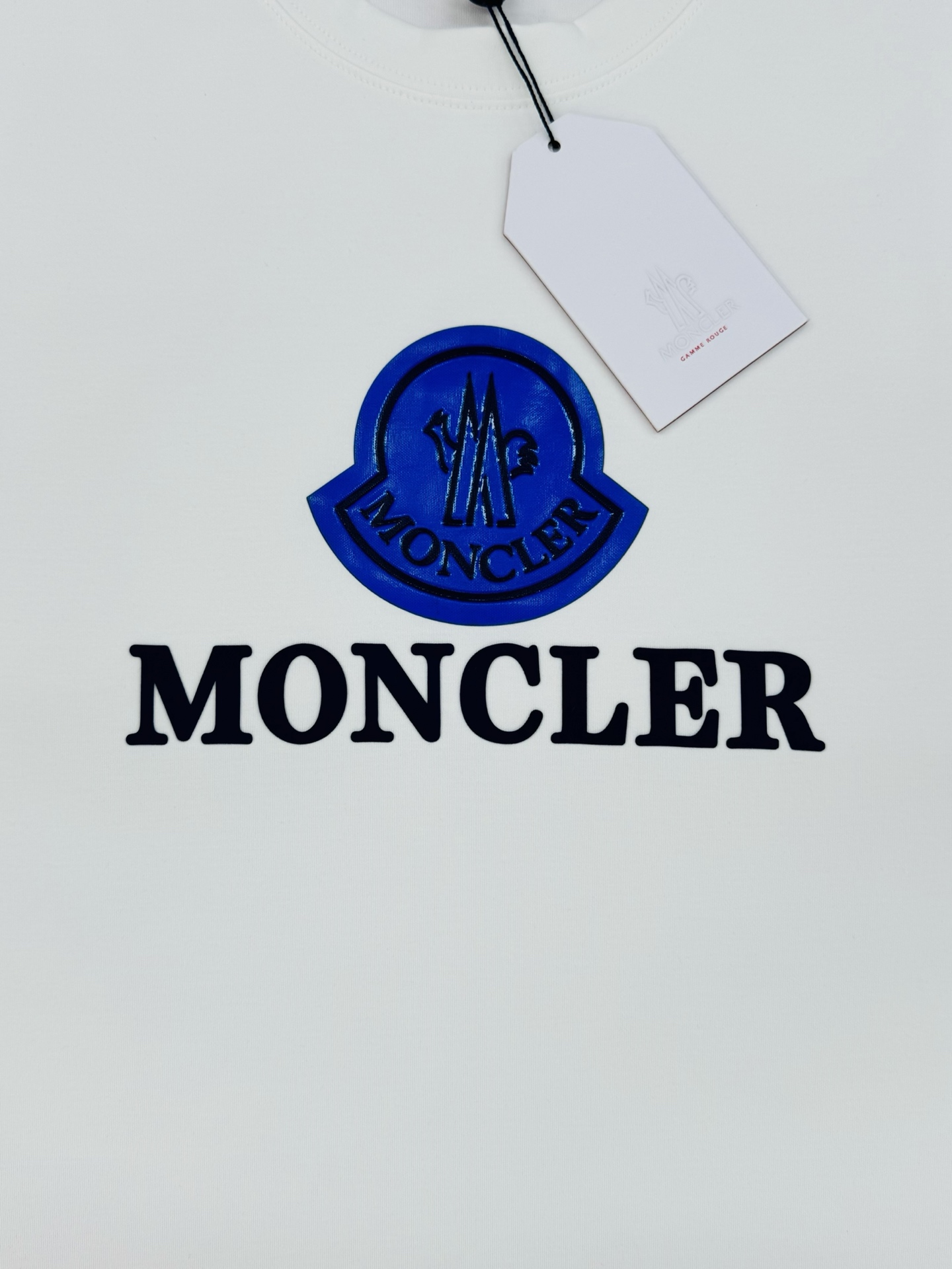 Moncler蒙口25s新款莫代尔T恤.正面蓝色Moncler徽标+品牌字母，简约又有辨识度计。圆领设计