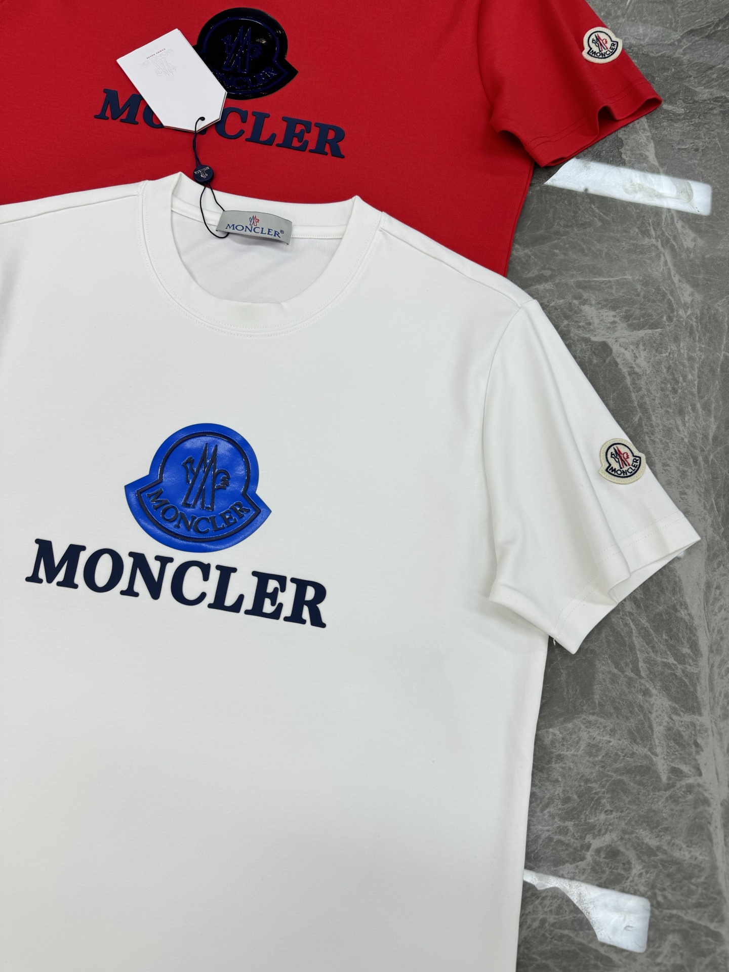 Moncler蒙口25s新款莫代尔T恤.正面蓝色Moncler徽标+品牌字母，简约又有辨识度计。圆领设计