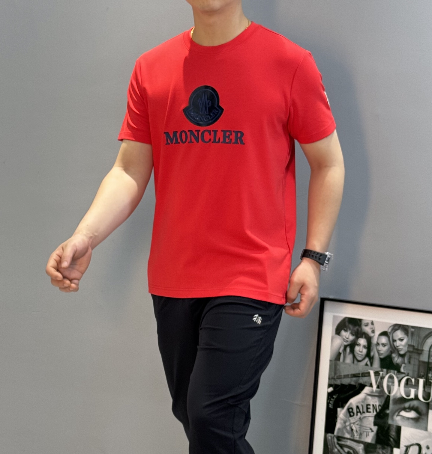 Moncler蒙口25s新款莫代尔T恤.正面蓝色Moncler徽标+品牌字母，简约又有辨识度计。圆领设计