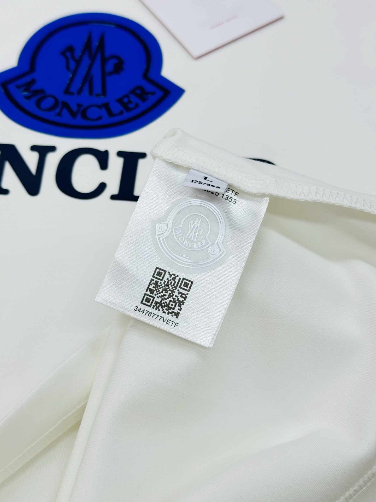 Moncler蒙口25s新款莫代尔T恤.正面蓝色Moncler徽标+品牌字母，简约又有辨识度计。圆领设计