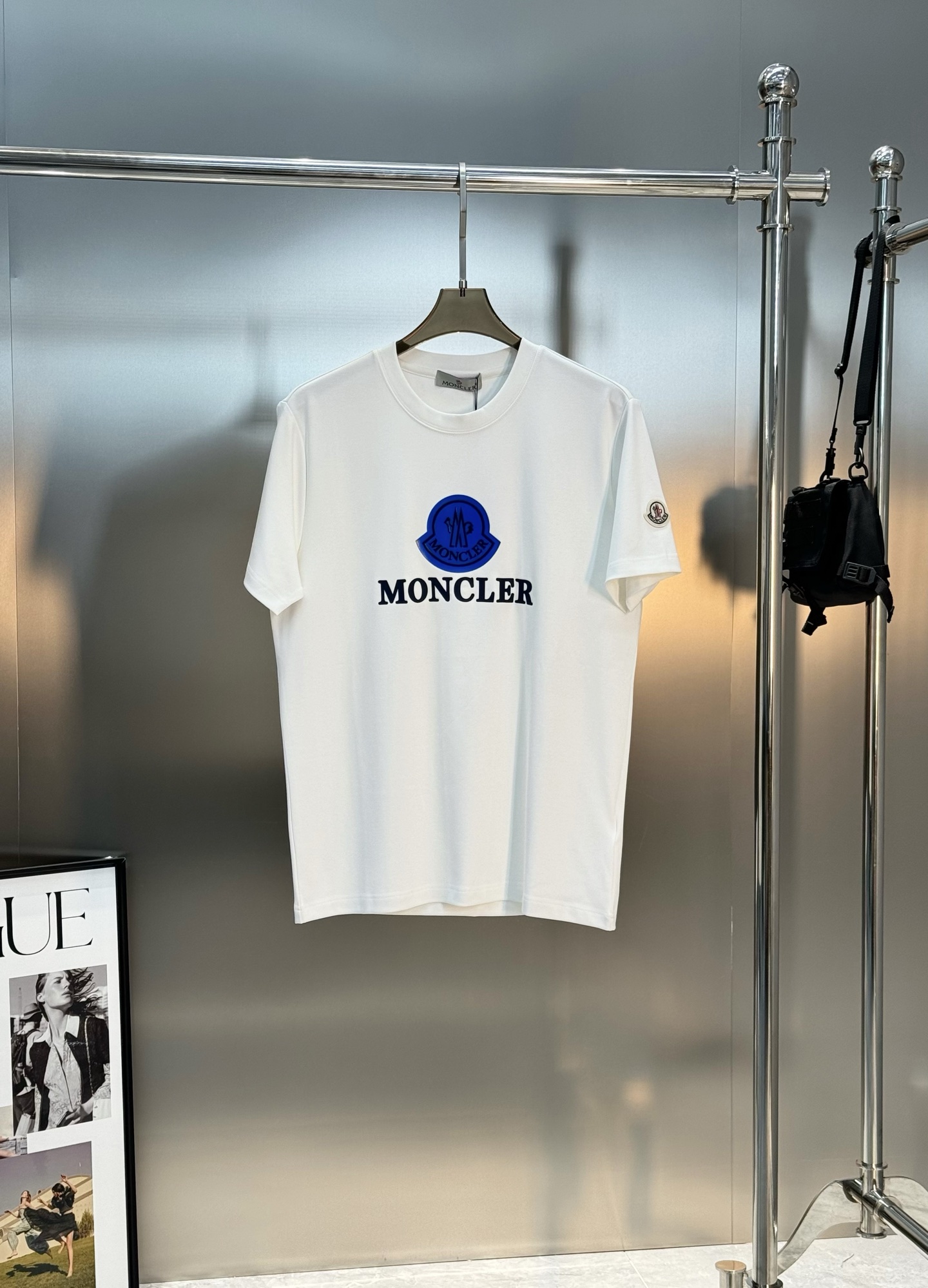 Moncler蒙口25s新款莫代尔T恤.正面蓝色Moncler徽标+品牌字母，简约又有辨识度计。圆领设计