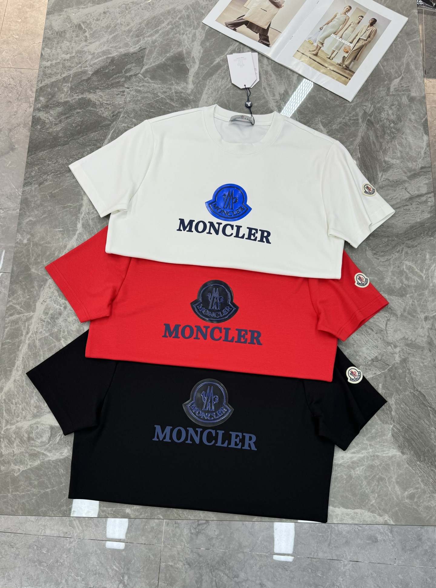 Moncler蒙口25s新款莫代尔T恤.正面蓝色Moncler徽标+品牌字母，简约又有辨识度计。圆领设计