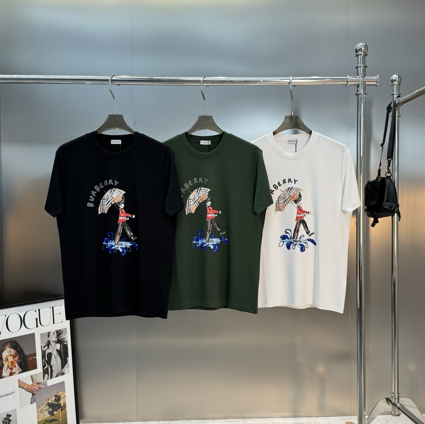 Burberry巴宝莉新款莫代尔T恤.采用纯棉300g莫代尔面料材质，柔软舒适，日常穿着超友好!正面是品