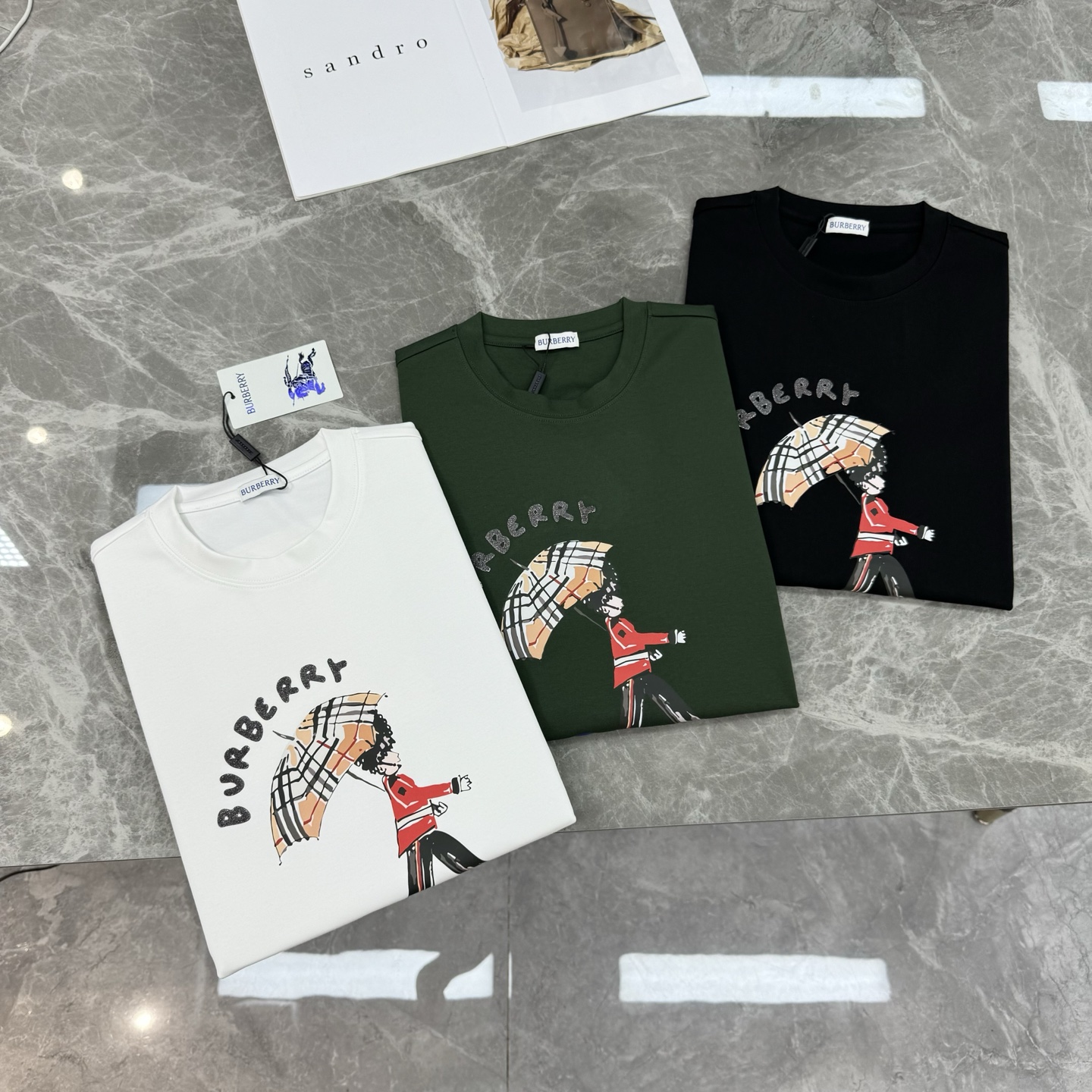 Burberry巴宝莉新款莫代尔T恤.采用纯棉300g莫代尔面料材质，柔软舒适，日常穿着超友好!正面是品