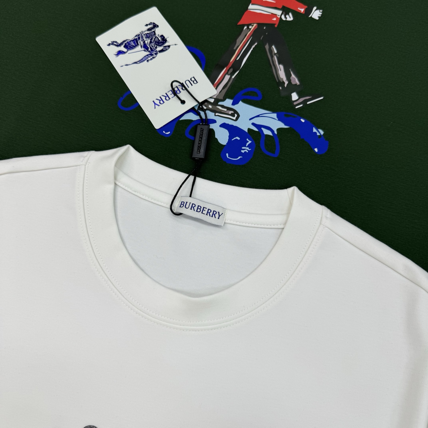 Burberry巴宝莉新款莫代尔T恤.采用纯棉300g莫代尔面料材质，柔软舒适，日常穿着超友好!正面是品