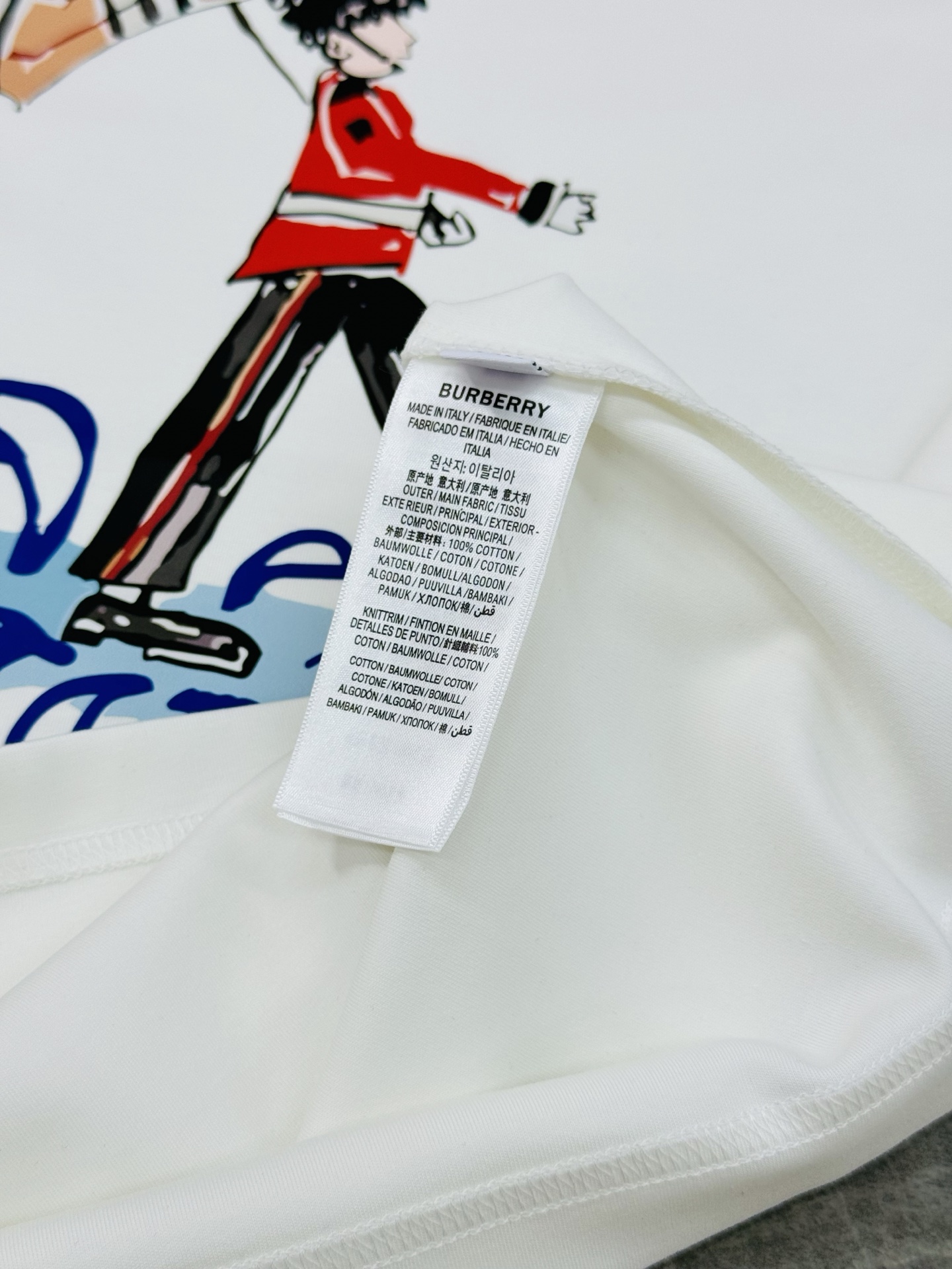 Burberry巴宝莉新款莫代尔T恤.采用纯棉300g莫代尔面料材质，柔软舒适，日常穿着超友好!正面是品