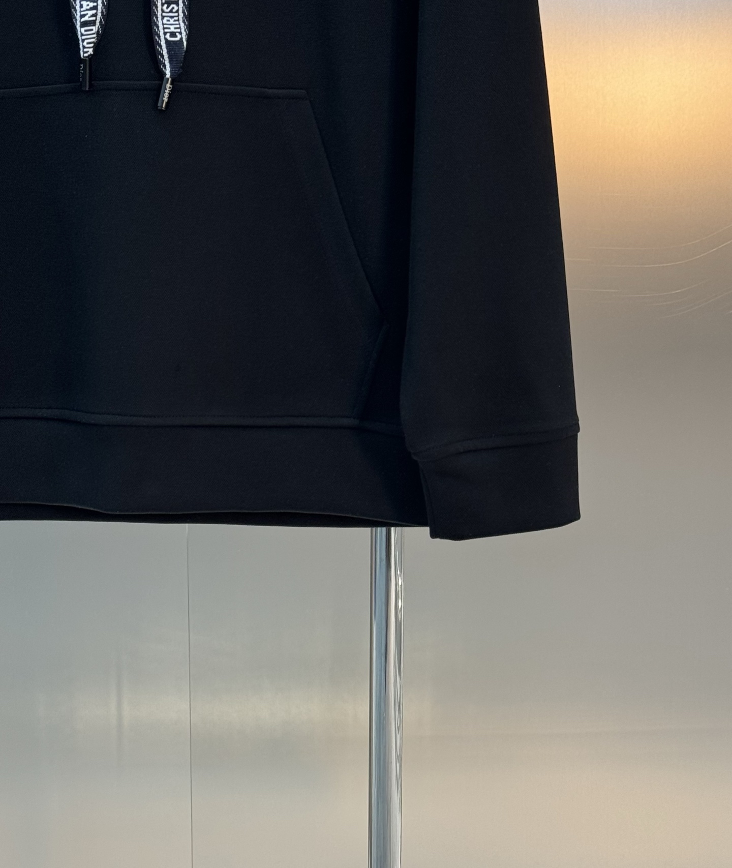 Dior Dorking25s新品连帽卫衣.迪奥日常款.黑色主色+白色草写Logo，辨识度超高!柔软棉质