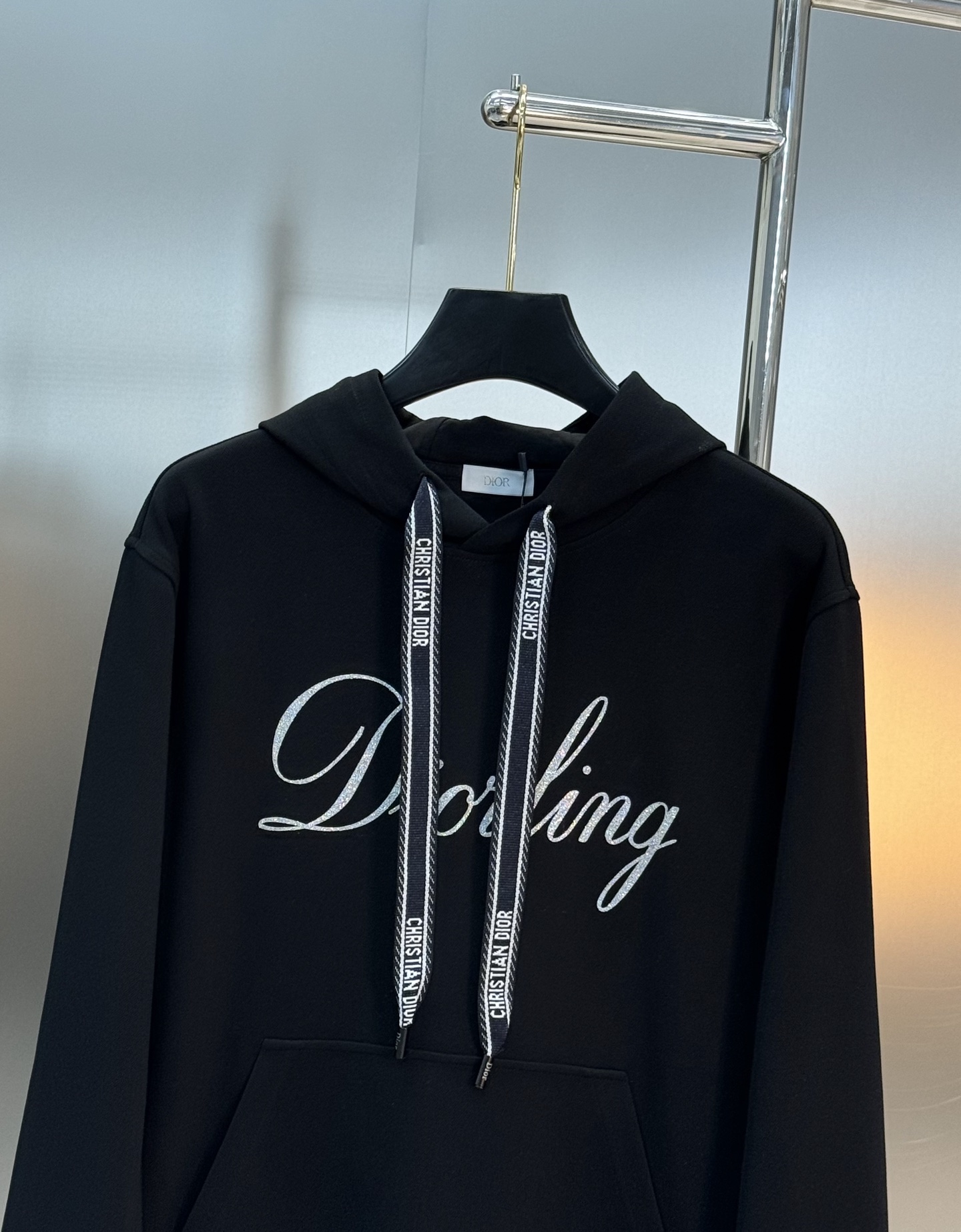 Dior Dorking25s新品连帽卫衣.迪奥日常款.黑色主色+白色草写Logo，辨识度超高!柔软棉质