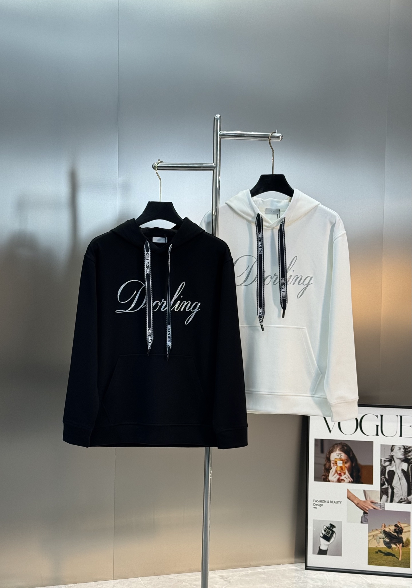 Dior Dorking25s新品连帽卫衣.迪奥日常款.黑色主色+白色草写Logo，辨识度超高!柔软棉质