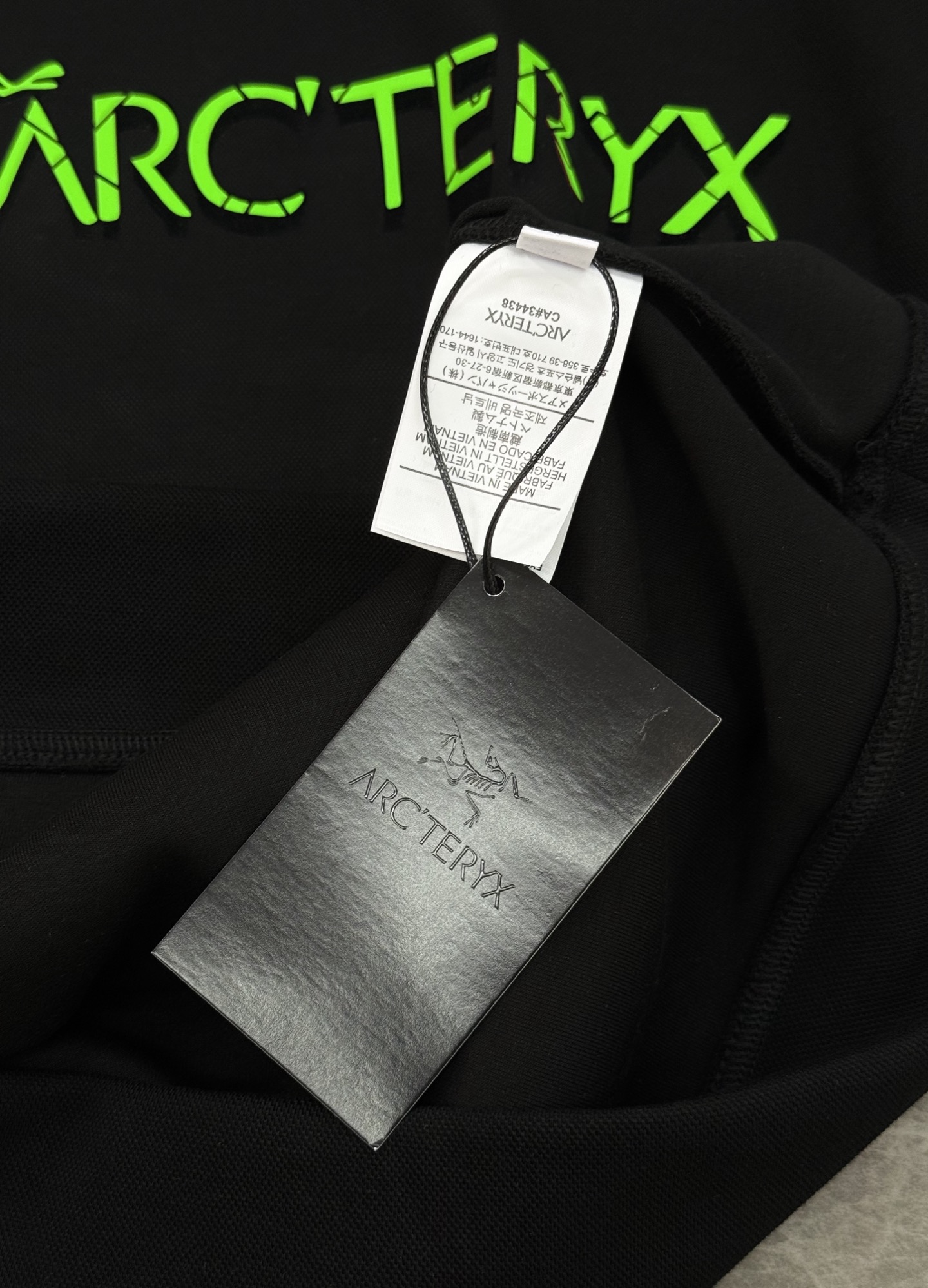 Arc'teryx始祖鸟25s新款连帽天丝卫衣.男女同款！黑色主色+荧光绿 Logo，简约又有辨识度计。