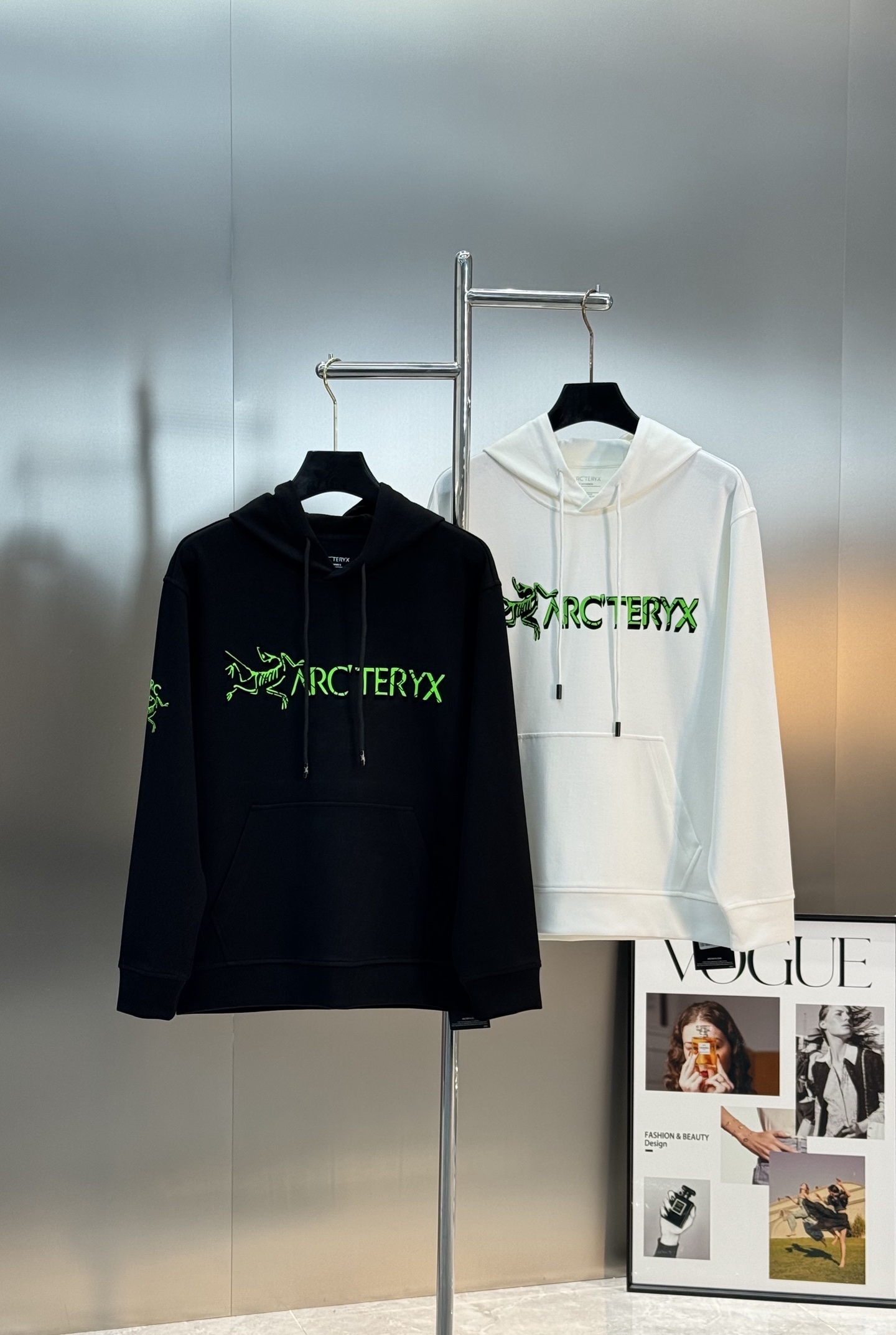 Arc'teryx始祖鸟25s新款连帽天丝卫衣.男女同款！黑色主色+荧光绿 Logo，简约又有辨识度计。