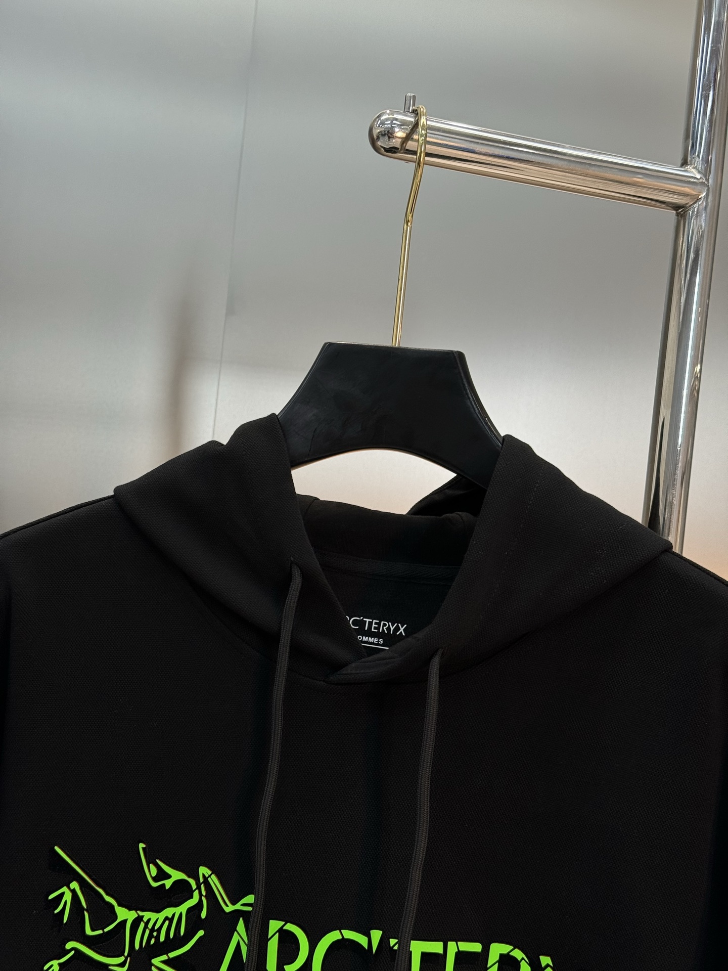 Arc'teryx始祖鸟25s新款连帽天丝卫衣.男女同款！黑色主色+荧光绿 Logo，简约又有辨识度计。