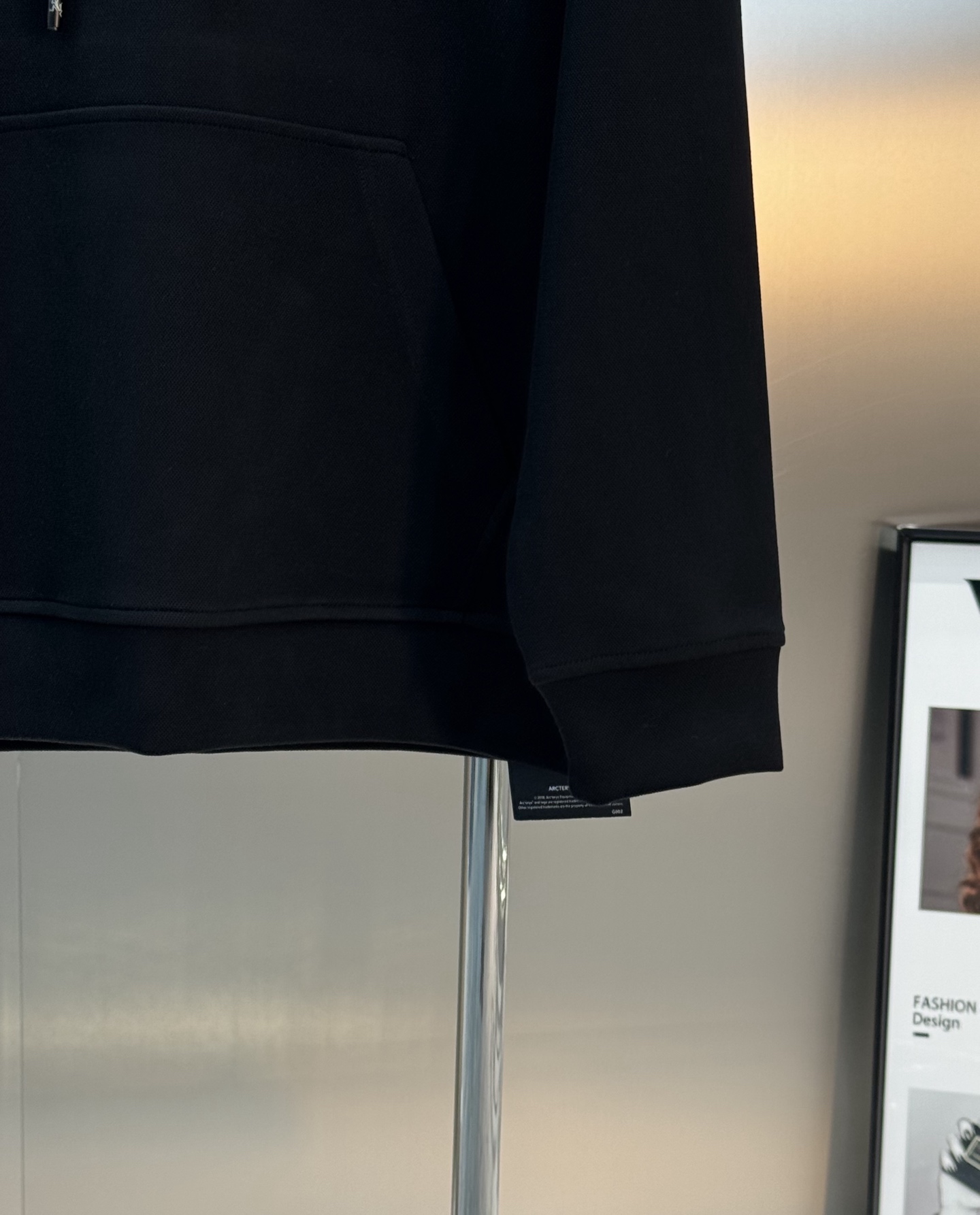 Arc'teryx始祖鸟25s新款连帽天丝卫衣.男女同款！黑色主色+荧光绿 Logo，简约又有辨识度计。