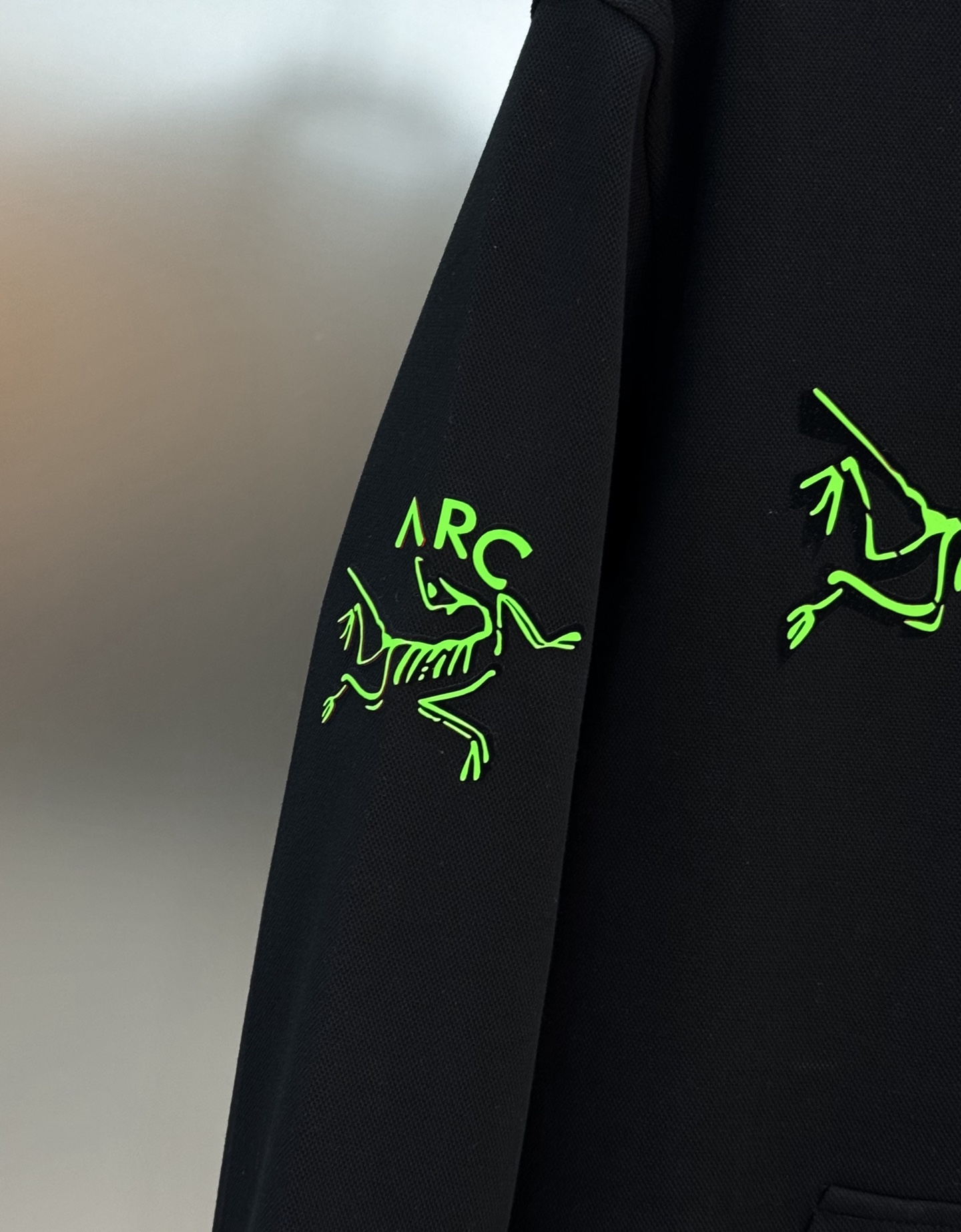 Arc'teryx始祖鸟25s新款连帽天丝卫衣.男女同款！黑色主色+荧光绿 Logo，简约又有辨识度计。