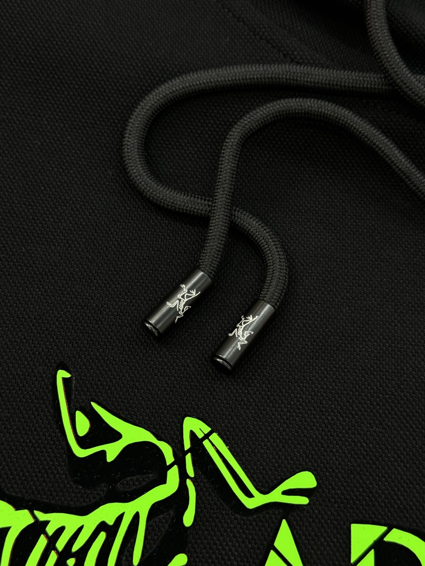 Arc'teryx始祖鸟25s新款连帽天丝卫衣.男女同款！黑色主色+荧光绿 Logo，简约又有辨识度计。