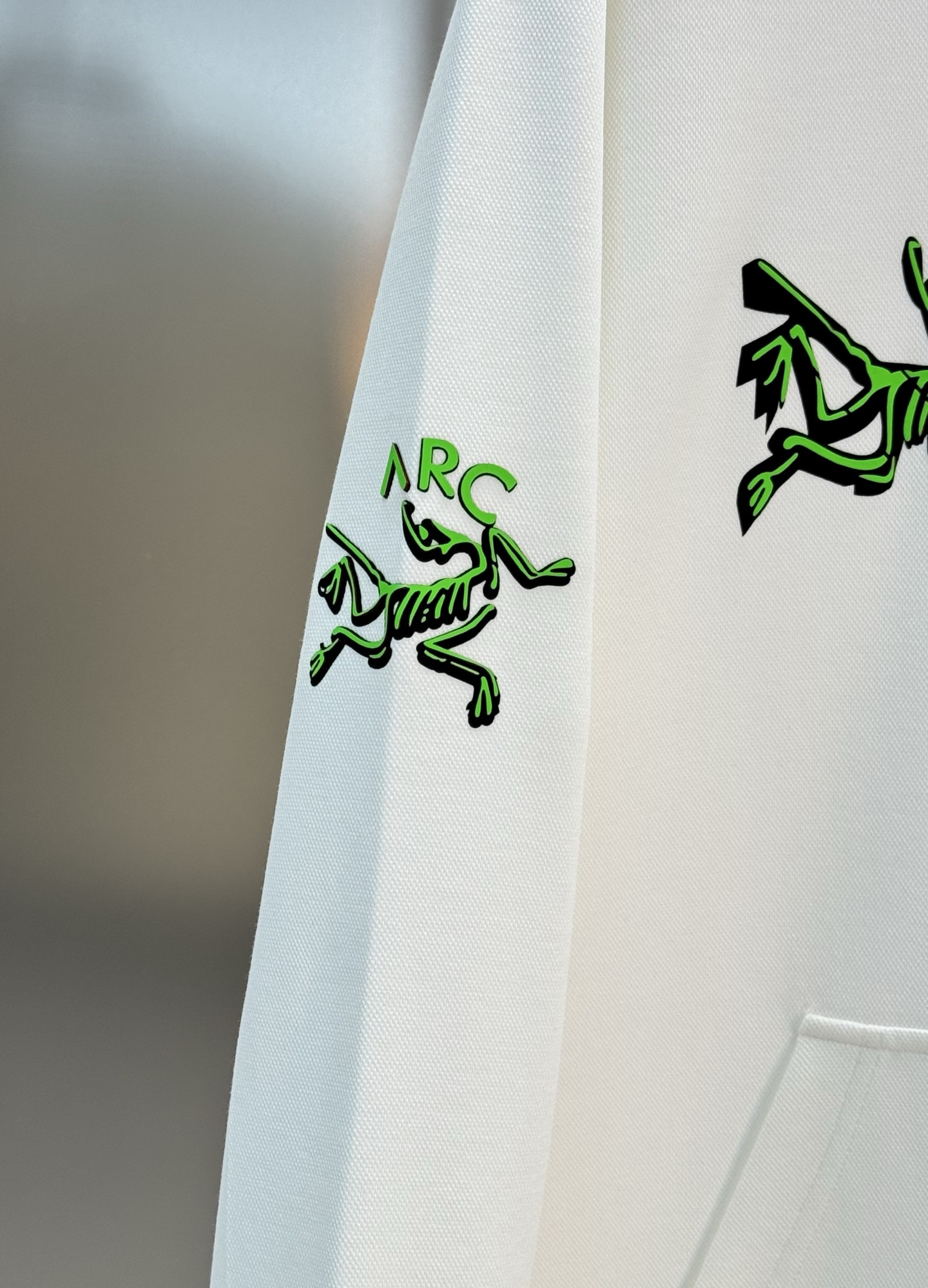 Arc'teryx始祖鸟25s新款连帽天丝卫衣.男女同款！黑色主色+荧光绿 Logo，简约又有辨识度计。