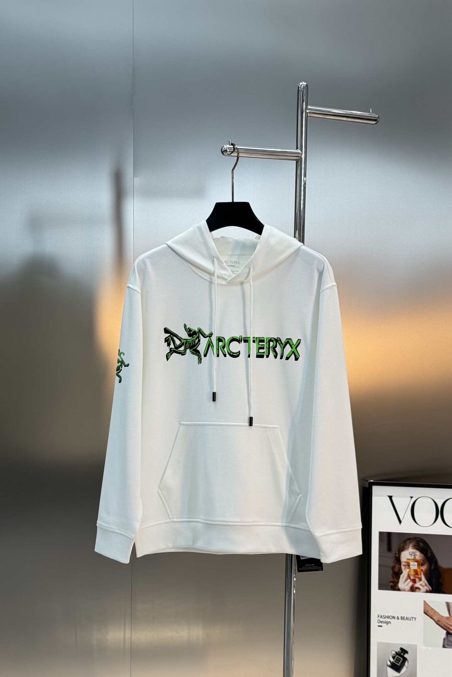 Arc'teryx始祖鸟25s新款连帽天丝卫衣.男女同款！黑色主色+荧光绿 Logo，简约又有辨识度计。