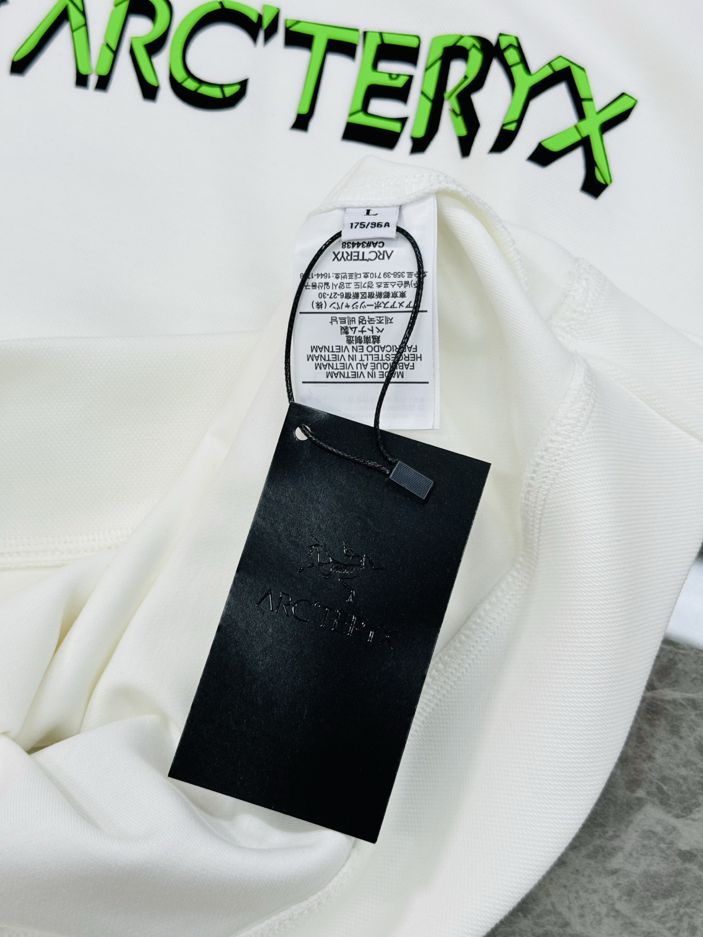 Arc'teryx始祖鸟25s新款连帽天丝卫衣.男女同款！黑色主色+荧光绿 Logo，简约又有辨识度计。