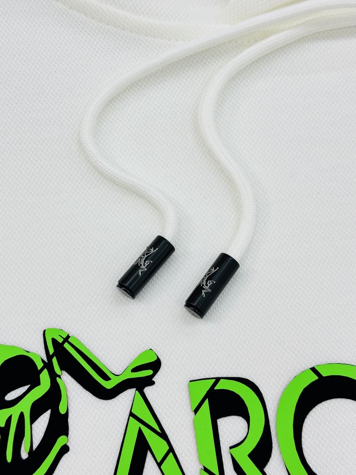 Arc'teryx始祖鸟25s新款连帽天丝卫衣.男女同款！黑色主色+荧光绿 Logo，简约又有辨识度计。