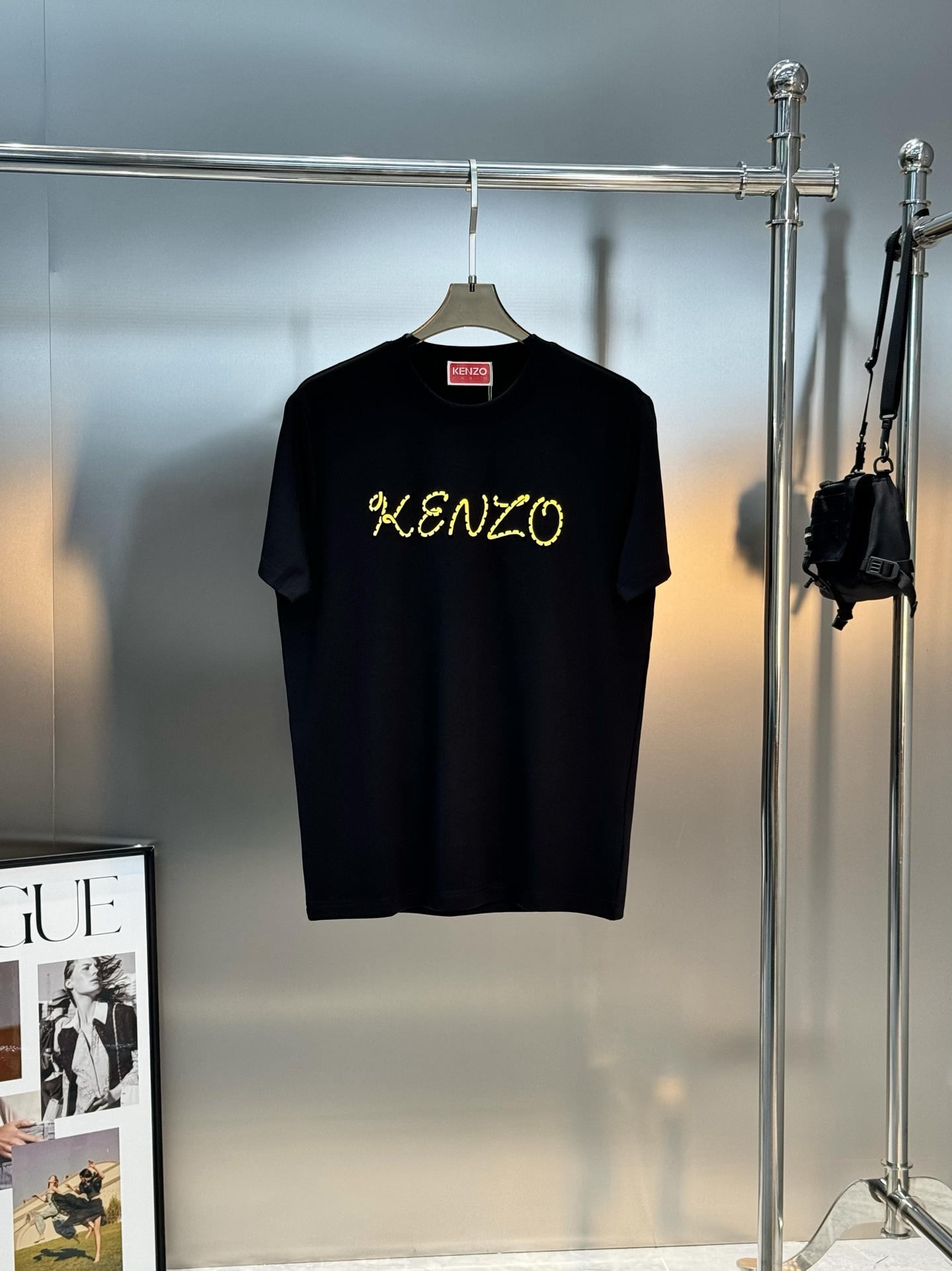 חולצת טי שירט מודאלית לגברים של Kenzo עם לוגו רקום - נוחות וסגנון 4 i1760342995566 2283 0 2