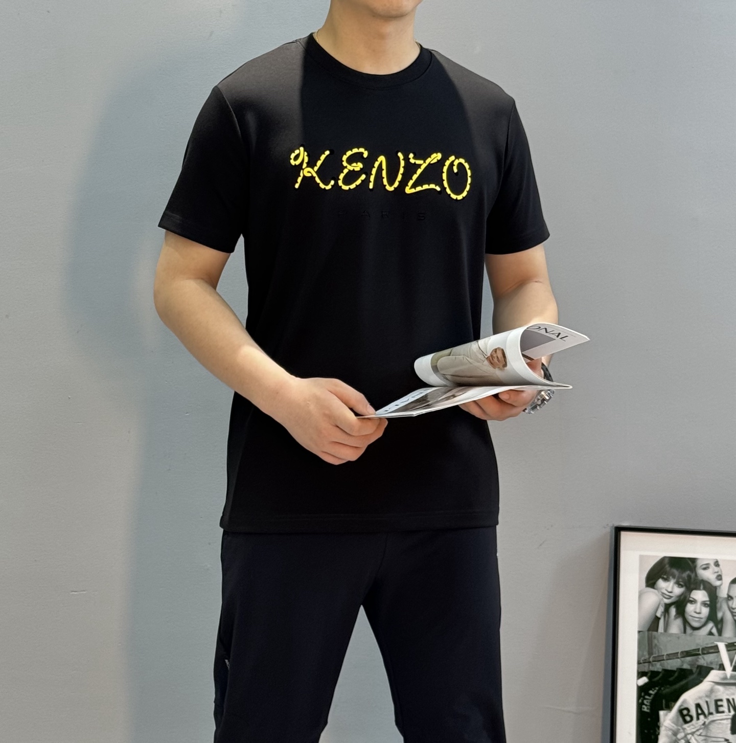 חולצת טי שירט מודאלית לגברים של Kenzo עם לוגו רקום - נוחות וסגנון 3 i1760342998411 8419 0 1