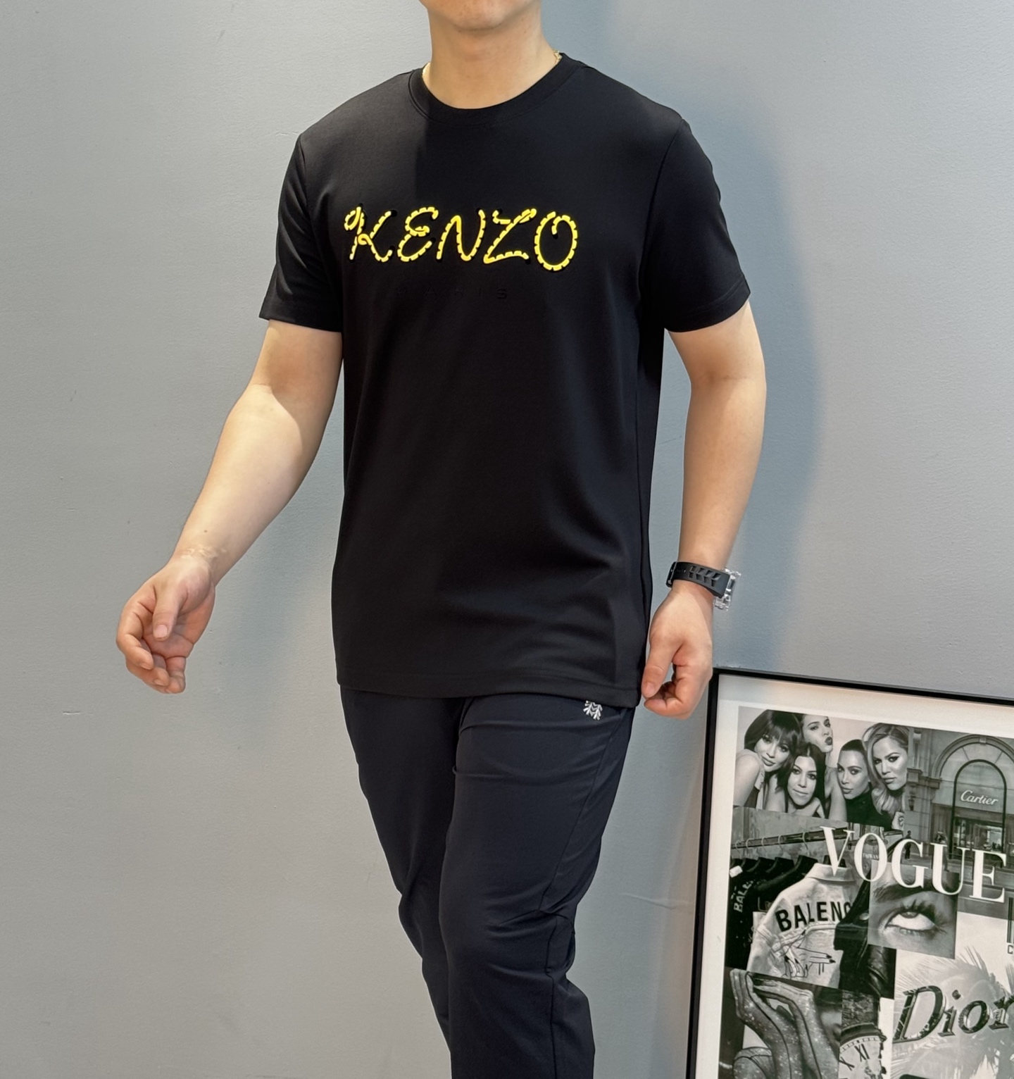 חולצת טי שירט מודאלית לגברים של Kenzo עם לוגו רקום - נוחות וסגנון