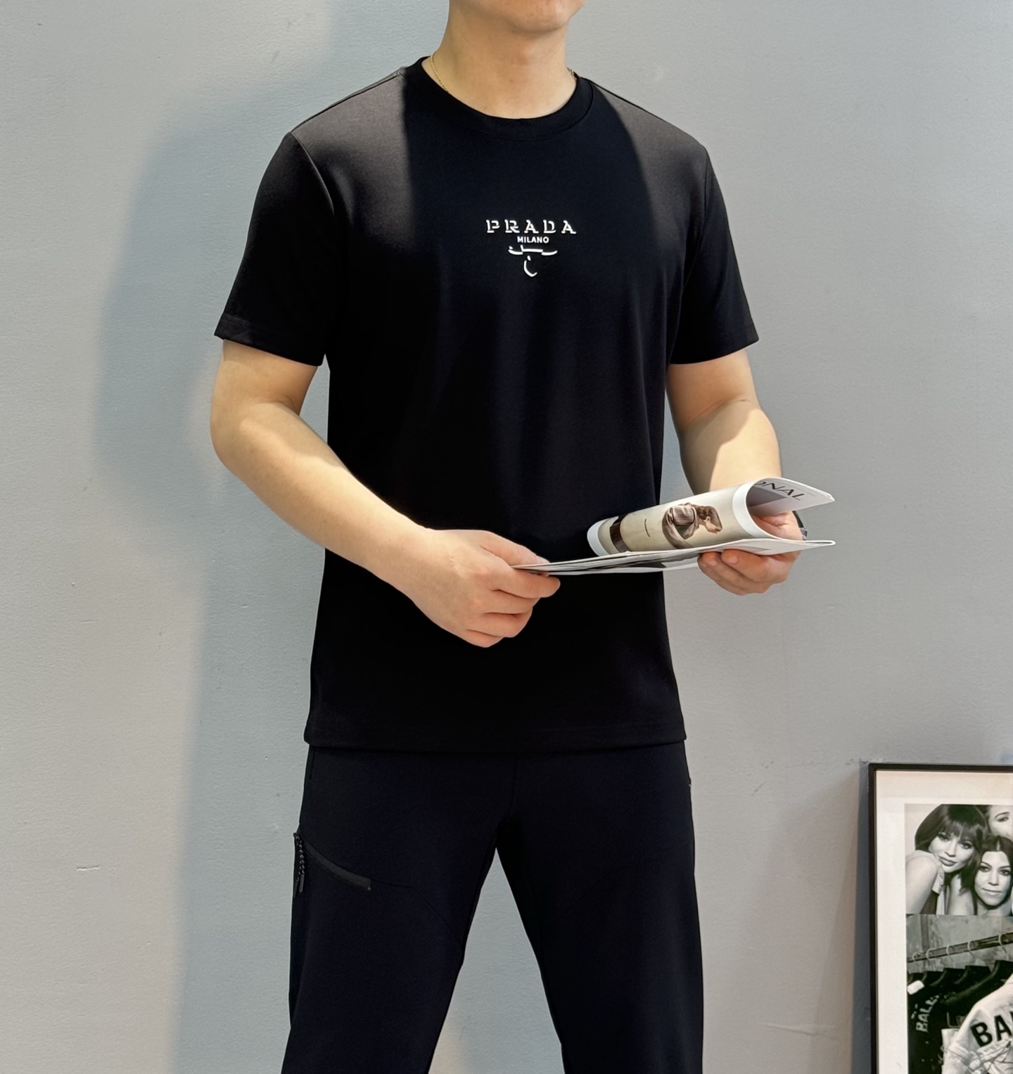 Prada普拉达25s新款Logo印花T恤，选用高品质300g莫代尔棉材质.柔软舒适，适合日常穿着。简约