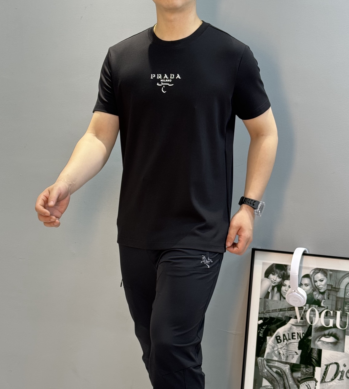 Prada普拉达25s新款Logo印花T恤，选用高品质300g莫代尔棉材质.柔软舒适，适合日常穿着。简约