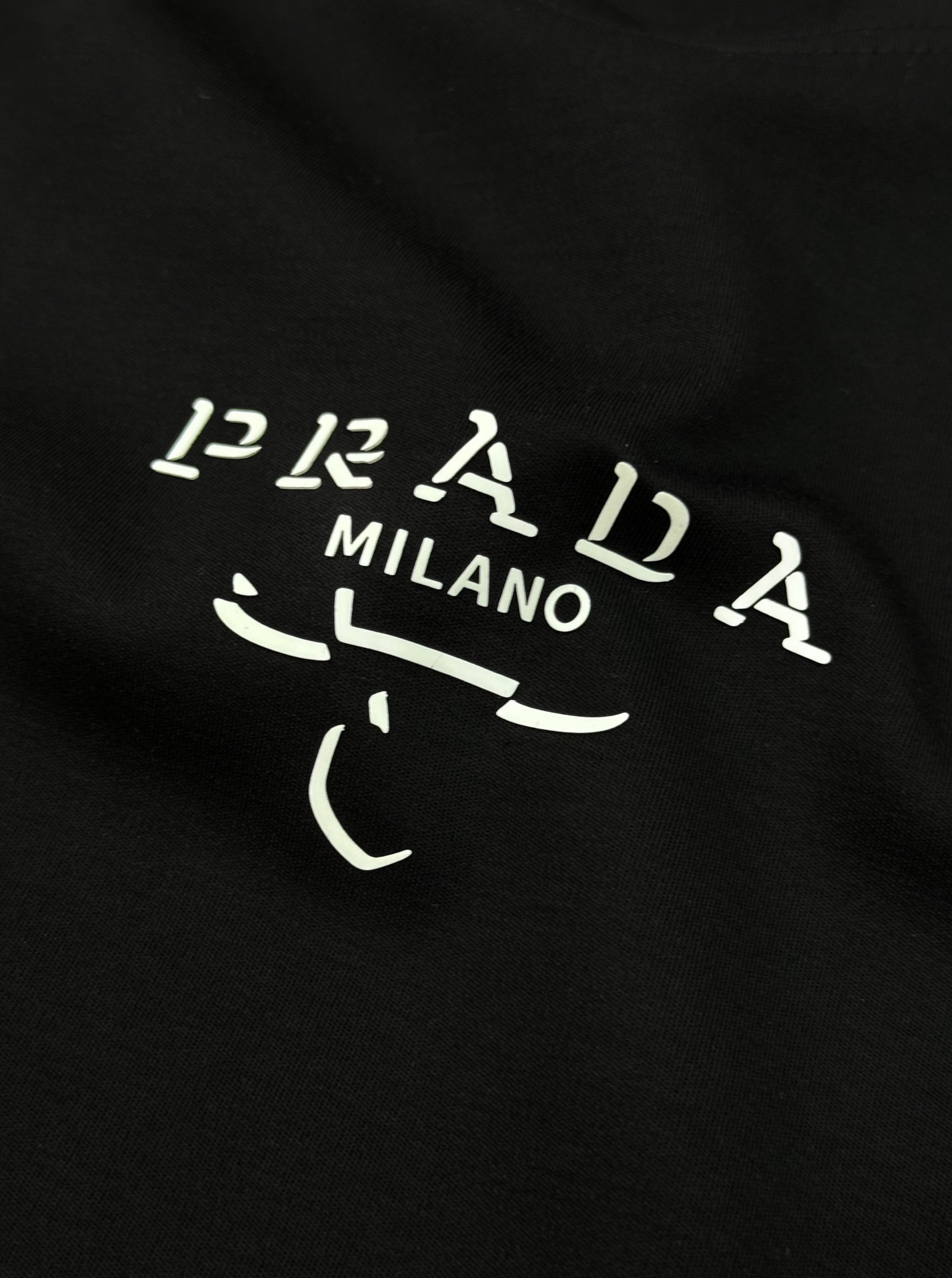 Prada普拉达25s新款Logo印花T恤，选用高品质300g莫代尔棉材质.柔软舒适，适合日常穿着。简约