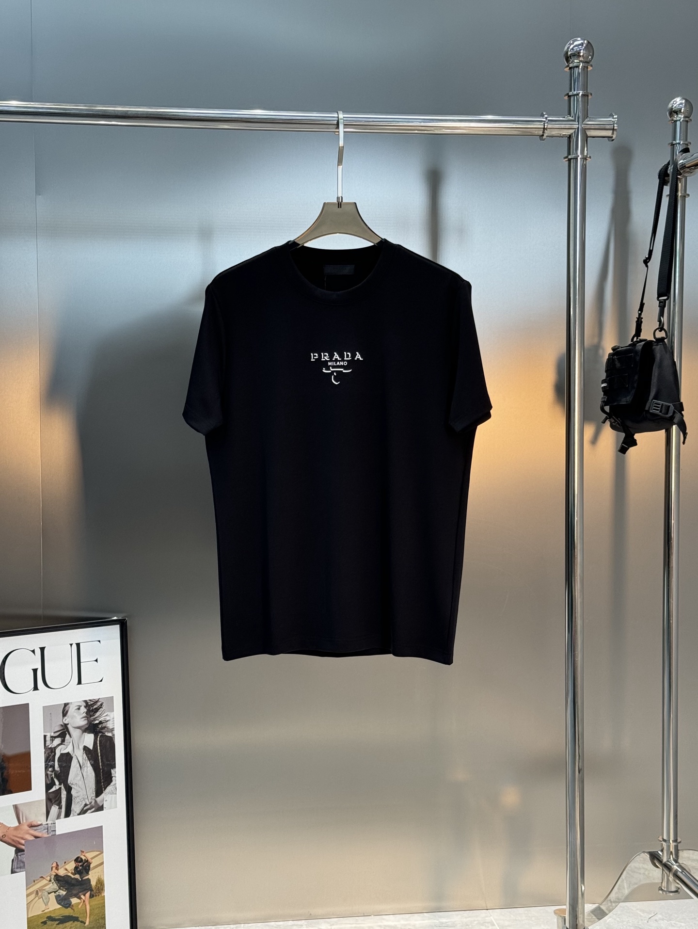 Prada普拉达25s新款Logo印花T恤，选用高品质300g莫代尔棉材质.柔软舒适，适合日常穿着。简约