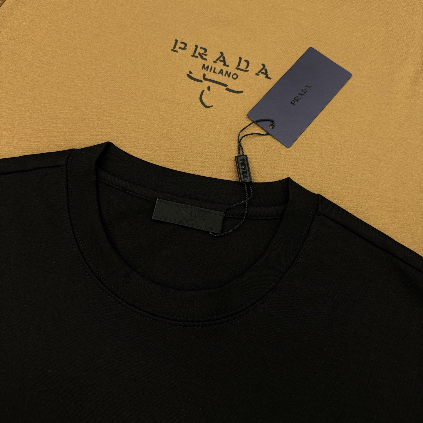 Prada普拉达25s新款Logo印花T恤，选用高品质300g莫代尔棉材质.柔软舒适，适合日常穿着。简约