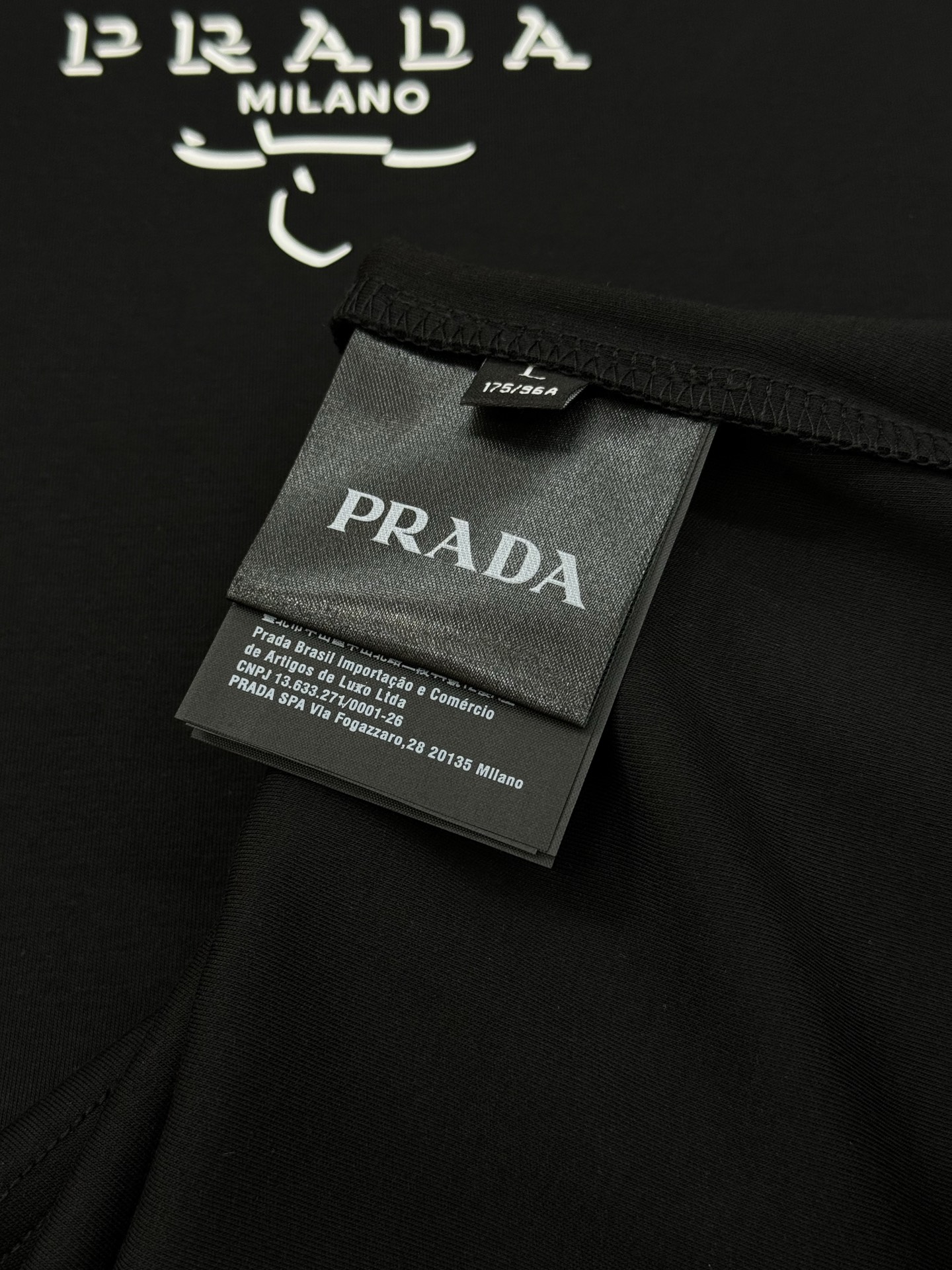 Prada普拉达25s新款Logo印花T恤，选用高品质300g莫代尔棉材质.柔软舒适，适合日常穿着。简约