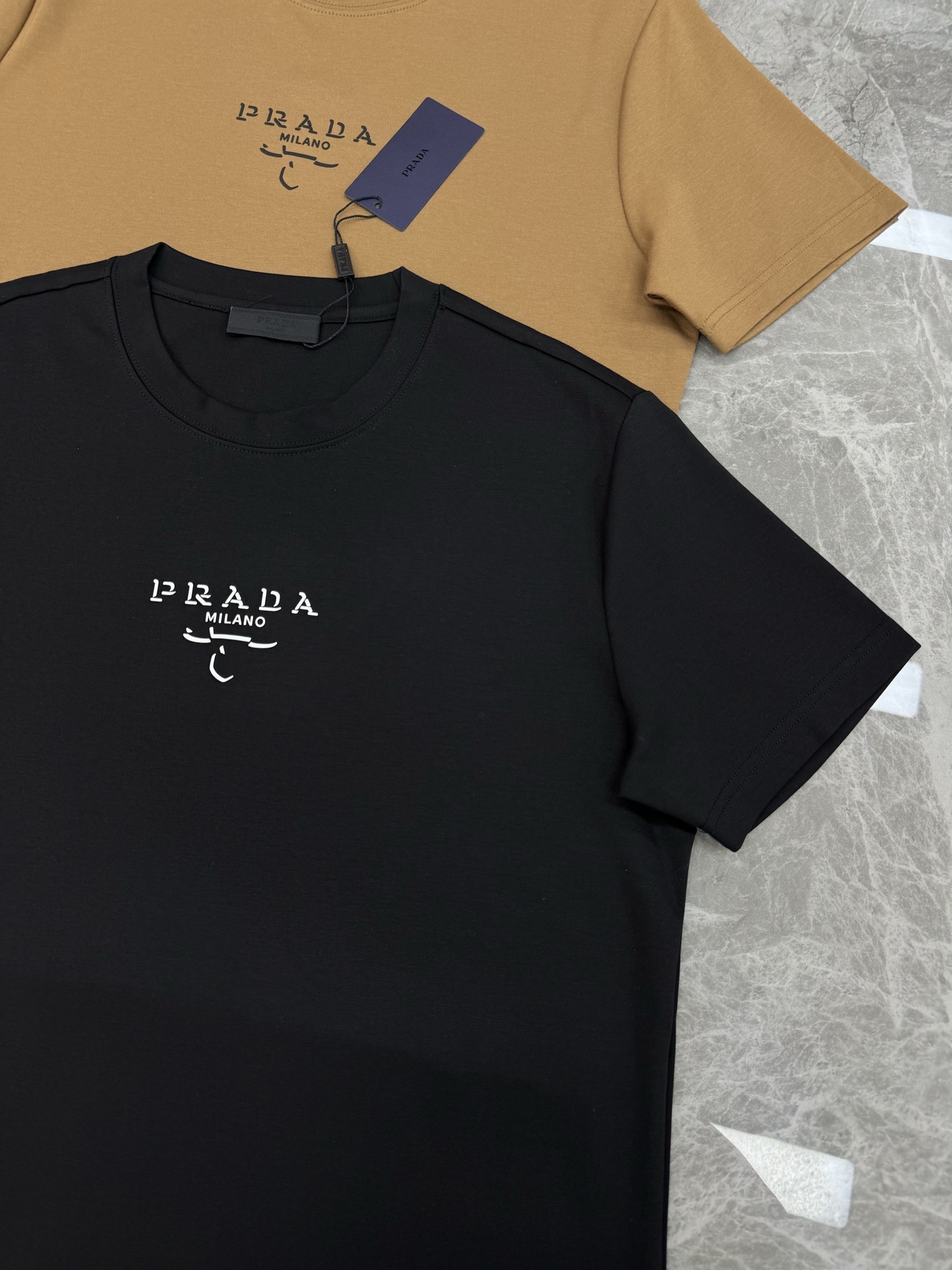 Prada普拉达25s新款Logo印花T恤，选用高品质300g莫代尔棉材质.柔软舒适，适合日常穿着。简约