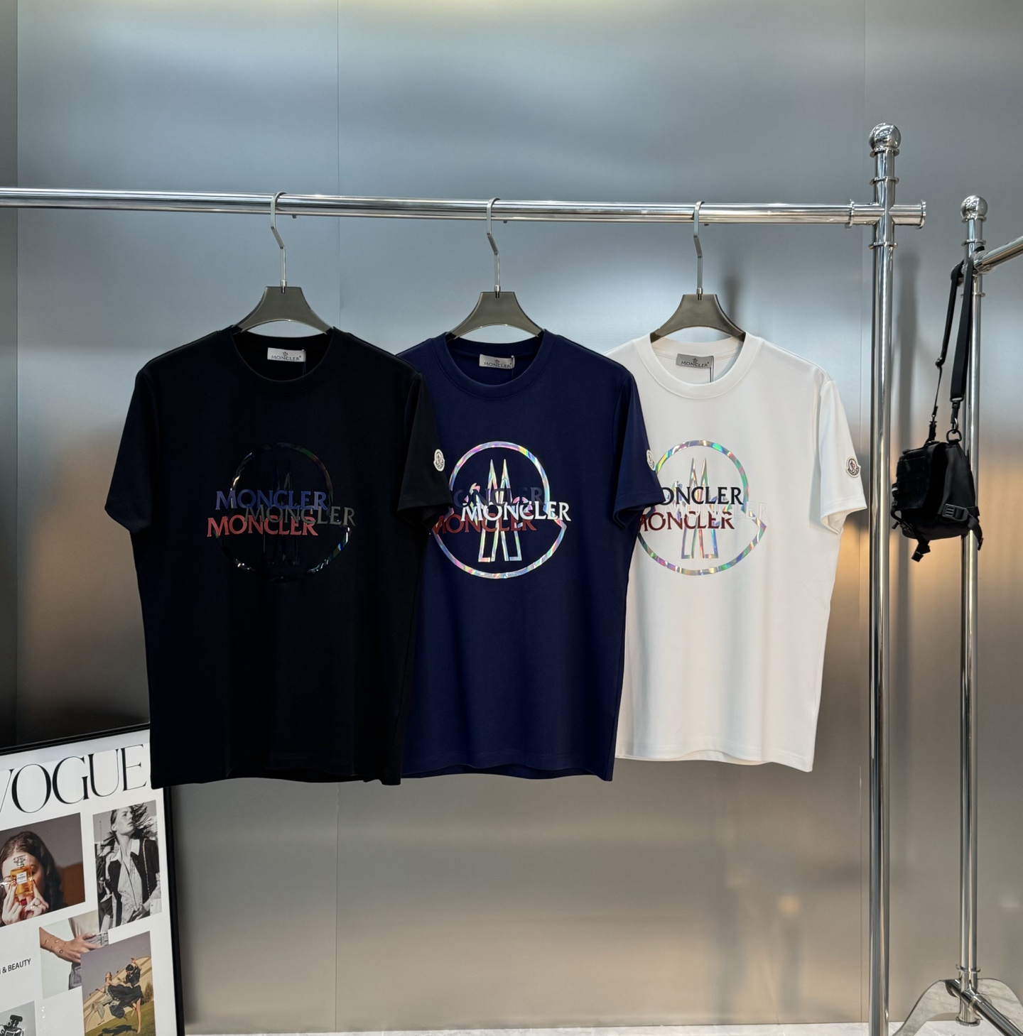 Moncler蒙口25s新款莫代尔短袖T恤，经典圆领设计，300g莫代尔柔软棉质面料，穿着舒适透气。正面