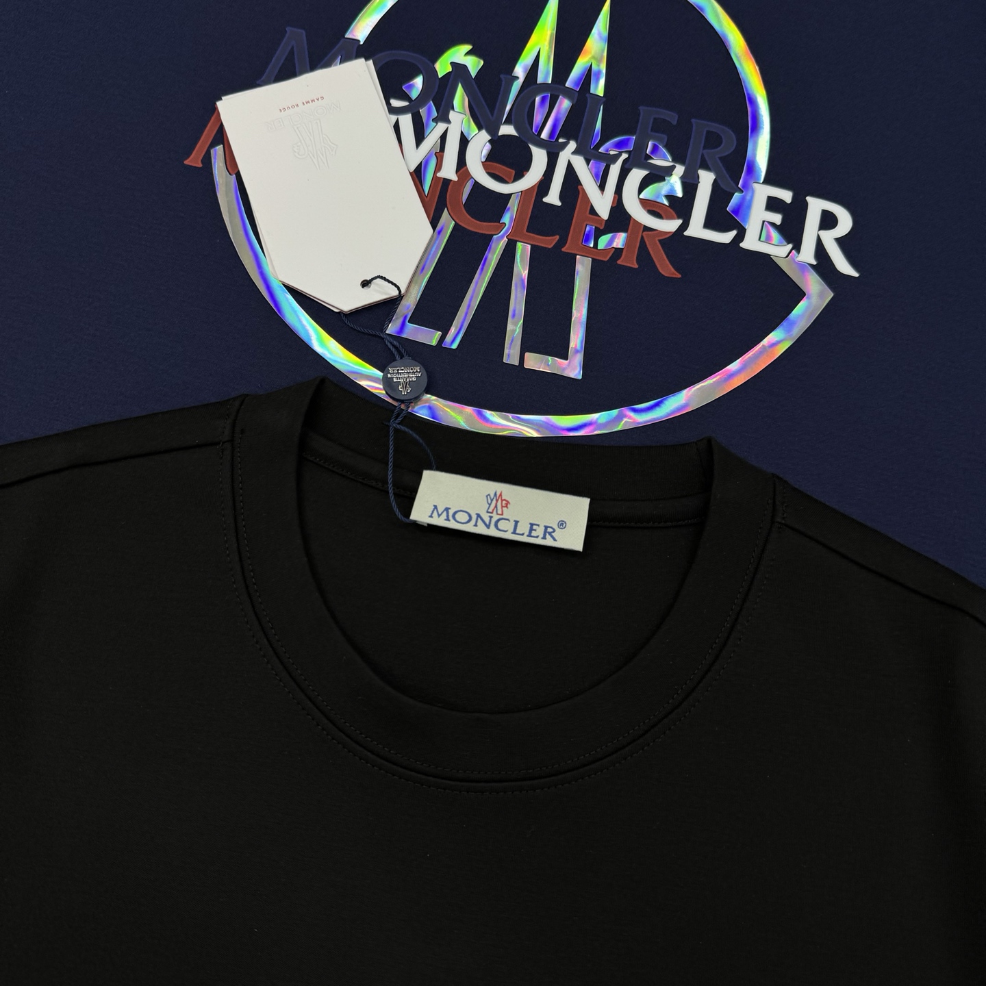 Moncler蒙口25s新款莫代尔短袖T恤，经典圆领设计，300g莫代尔柔软棉质面料，穿着舒适透气。正面