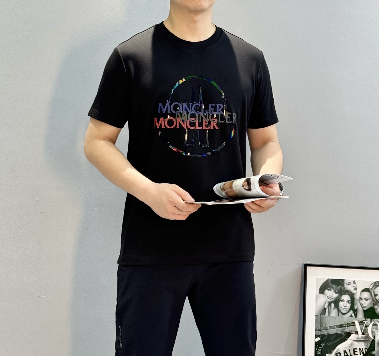 Moncler蒙口25s新款莫代尔短袖T恤，经典圆领设计，300g莫代尔柔软棉质面料，穿着舒适透气。正面